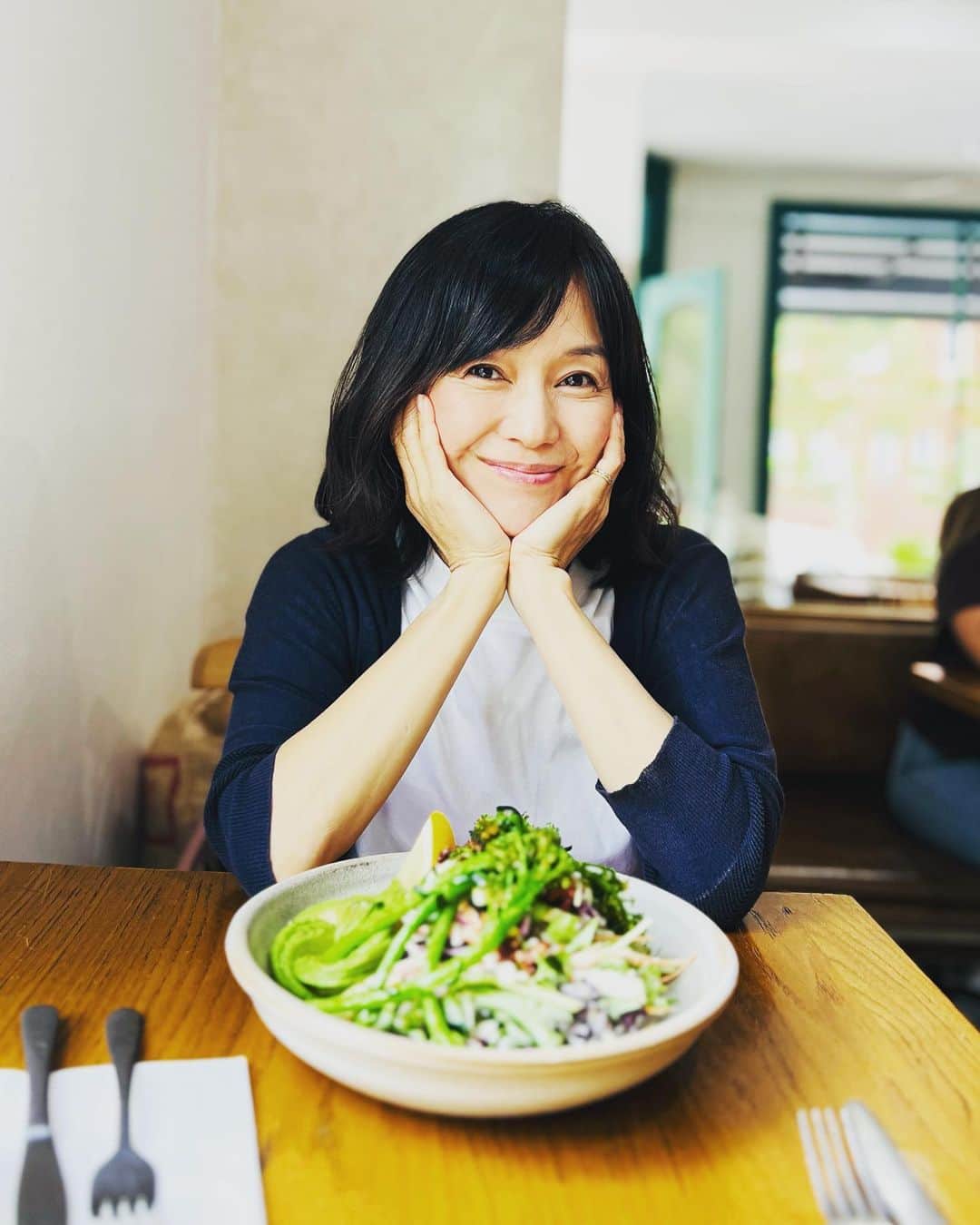 のインスタグラム：「.  夜便でお昼前にはシドニー到着　  チェックイン前にビザを取り忘れていたことが判明し カウンターで泣きそうになりながら オンライン申請して なんとか搭乗時刻に間に合ったという ドタバタの旅立ちゆえ 異国の地を踏めた喜びもひとしおでした  (サポートしてくださったANAのキノシタさん ほんとうにありがとうございました)  さっそくSally Hillsをぷらぷらと ランチに Little Evie Redfern @littleevieredfern  のサラダボウル🥗」