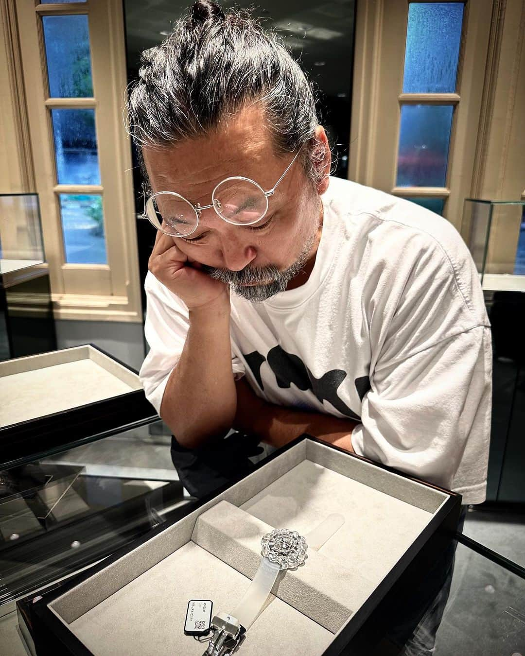 村上隆のインスタグラム：「The final form of our collaboration with @hublot HUBLOT! It's very emotional. ARIGATO Miwa_sama!❤️ Your passion made this watch !! & thank you @miketay ! You lit a fire in my heart, which was tired of collaborating with some brands! I'm really, really moved.  @ricardoguadalupe _sama Thank you for lighting the green light on difficult technical and intra-company decisions!  With this collaboration, HUBLOT and I's journey to reach the pinnacle has been elevated to the ultimate level. I hope that we will have another chance to meet again someday. 🙏🙏🙏  photo: @chiaki_kasahara_」