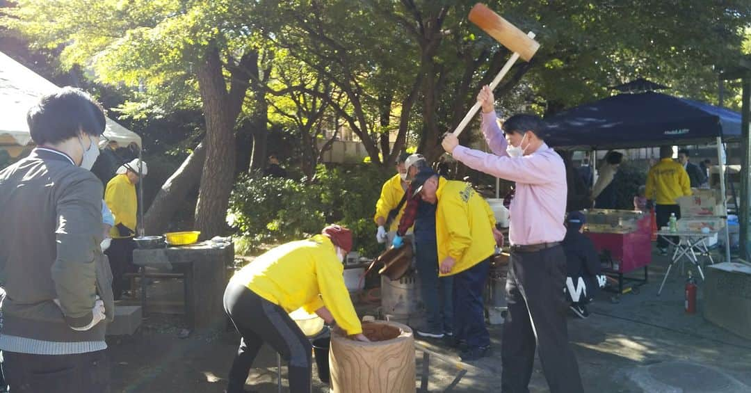 海江田万里のインスタグラム：「青空広がる一日、地元のイベント回りに精をだしました。 地元のイベント回りのいいところは普段なかなかお目にかかれない方々から色々な話しが聞けることです。今日も物価高のことや減税についての貴重な意見をいただきました。 写真は新宿下落合公園での今年最初の餅つきと同行した小野裕次郎区議と早稲田グランド商店会のビンゴ大会に参加した早稲田大学生の皆さんと千代田区麹町のサンさん秋まつりの会場で岩田かずひと区議とのスナップです。」