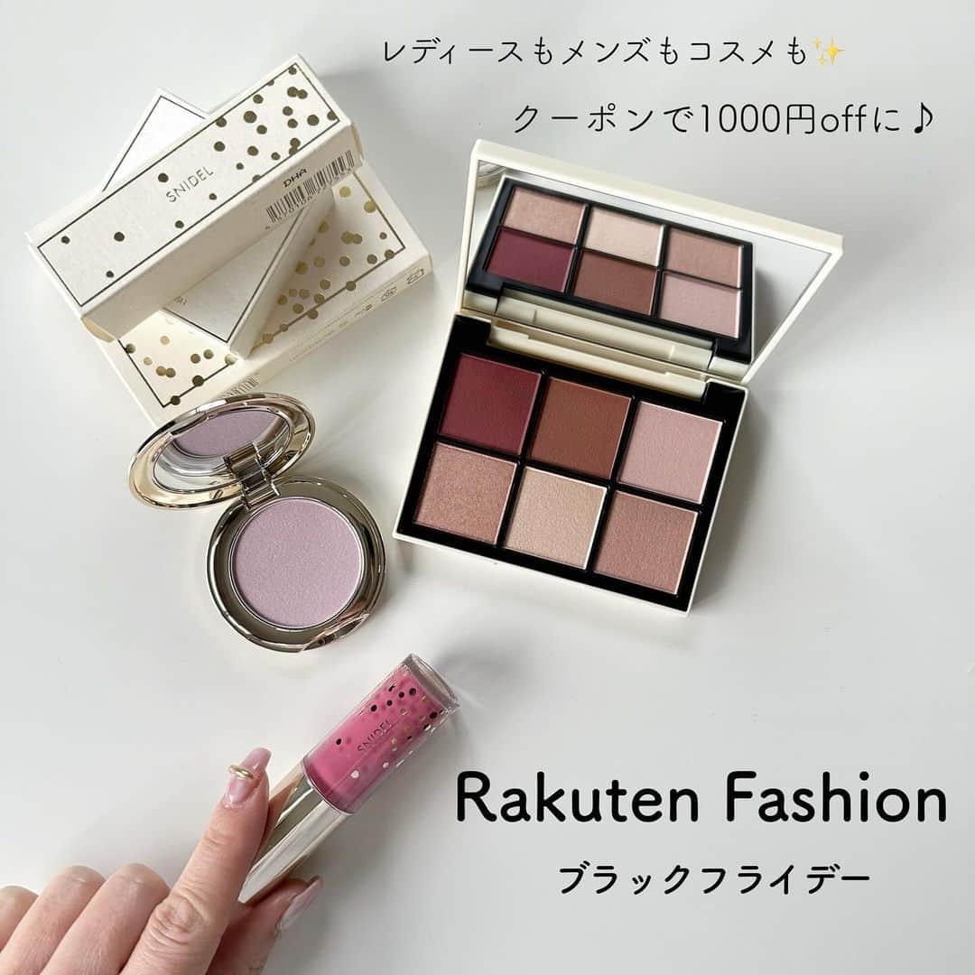 Ako Akoのインスタグラム：「❥ #PR  Rakuten Fashionで購入した、 SNIDEL BEAUTY クリスマスシーズンの限定コスメ 2023ホリデーコレクション♥ 　 SNSでメイク動画を見かけて気になって⸝⸝⸝♡︎ 捨て色なしのパレットにブルベ向けのティント💄 透明感の出るチークも一緒に♪     　 Rakuten Fashionはお洋服だけでなく、 ブランドコスメやインテリアも扱ってるよ¨̮♡     嬉しいことに、11/21から始まる ブラックフライデーに使用できる、 限定クーポンを出していただきました〜🉐✨ 　　　 ストーリー、ハイライトから取得できます🤗   https://result-track.influencer.linkshare.ne.jp/tracking/3282/902 　 5000円以上の購入で1000円オフになります♫ 有効期間は、11/21 20:00から11/27 1:59までです☆  　 フォロワーさんに向けた限定クーポン♪ ご活用いただければ幸いです(*´︶`*) ♡ 　  　　     #rakutenfashion #ブラックフライデー #クーポン配布中 #クーポン #コスメ #コスメ購入品 #クリスマスコフレ #ホリデーコレクション #snidelbeauty #限定コスメ #カラーメイク #アイパレット #アイシャドウ #リップティント #チーク #ブルベ冬コスメ #ブルベ冬 #40代ママl#コスメ好きさんと繋がりたい #コスメ紹介」