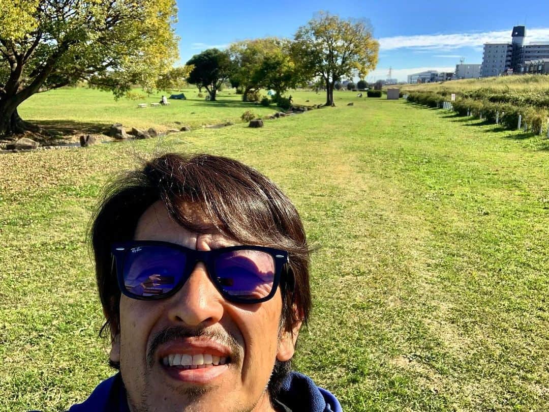 木村圭作のインスタグラム：「今日は暖かかったですね〜🌞 多摩川河川敷をウォーキングしながら台本やりました。ちと汗かいちゃいました。 マラソン大会もやってましたよ。」