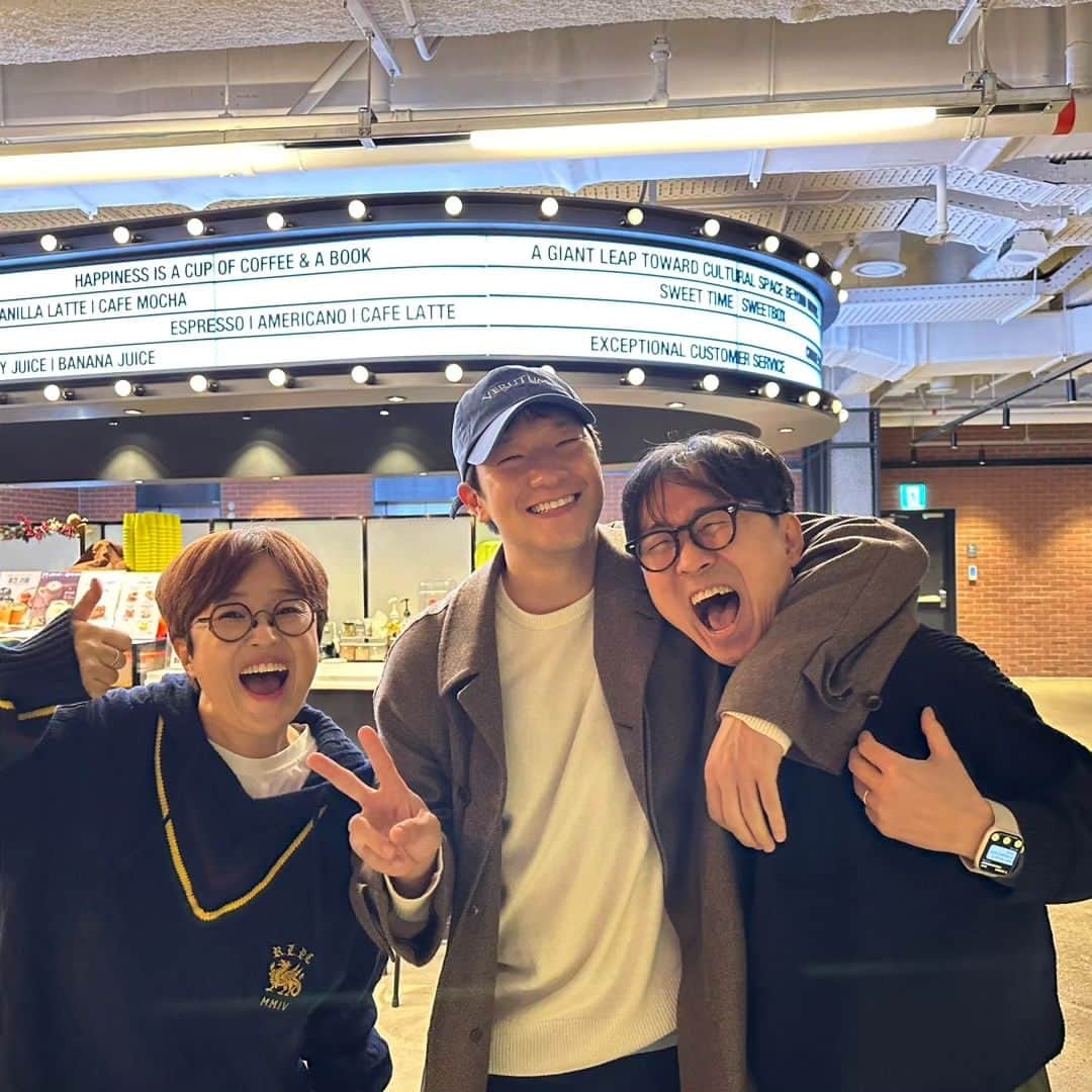 ソン・ウニさんのインスタグラム写真 - (ソン・ウニInstagram)「무대 뒤 사진이 몇장 없네....  GV문을 열어준 숙이 빨간안경 챙겨온 도연이  초면인데 기냥 와준 손석구배우  다 고맙지」11月19日 16時00分 - saru337