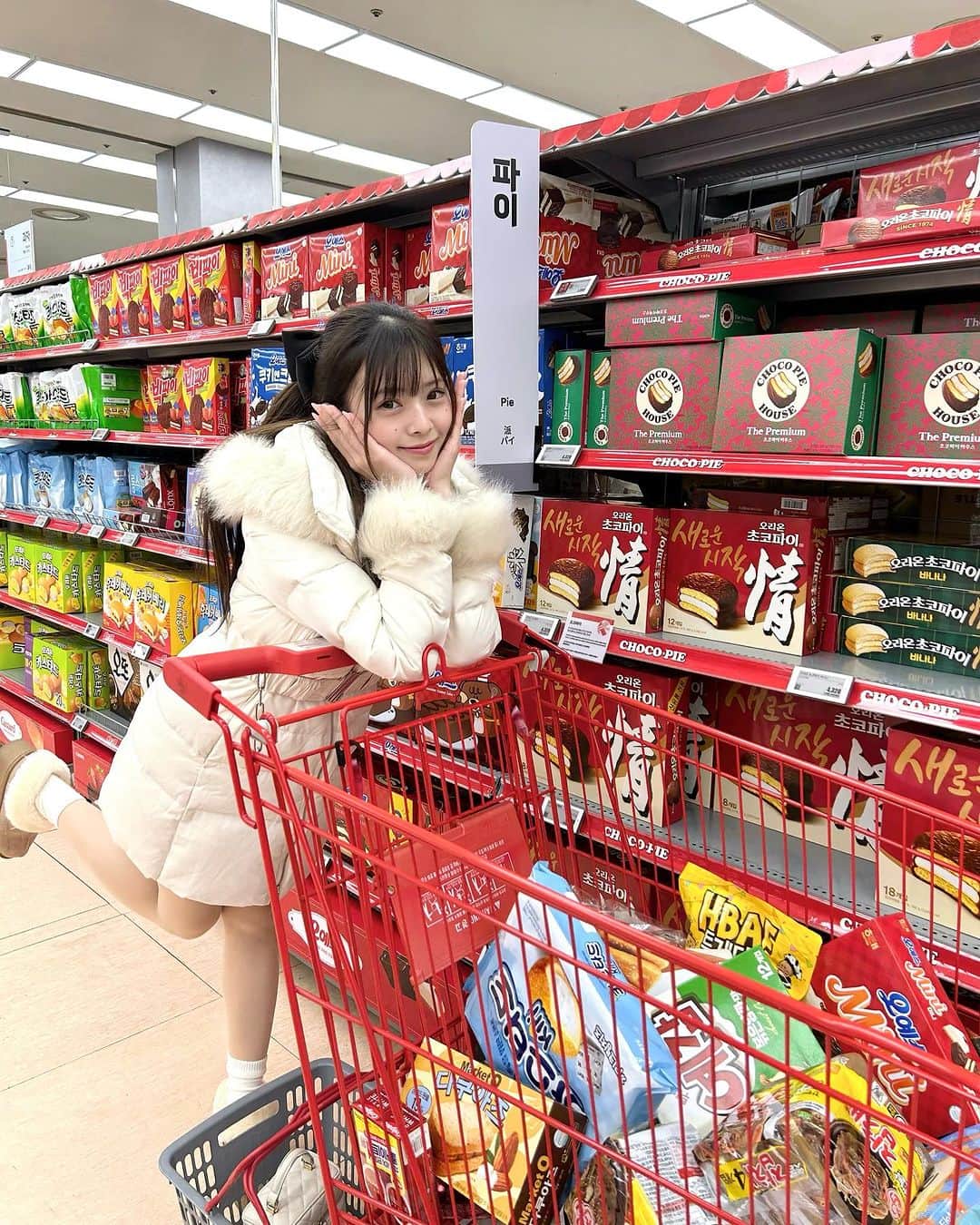 りのちぃのインスタグラム：「#ロッテマート 🛍️💞🍟」