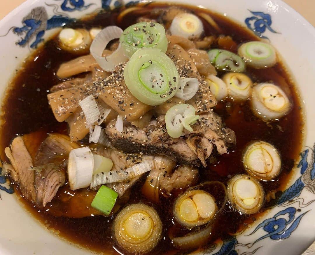 のインスタグラム：「晩飯後！！ #食事会が終わり #一人で散歩！ #そして入ってしまった！ #西町大喜 さん！ #元祖富山ブラックのお店！ #うまいー！ #酸味があって #そして見た目通りしっかり濃い！ #スープと麺で口の中レインボー！ #チャーシューがこれまたレインボー！ #ブラックやない！ #このラーメンはレインボーや！ #そして外に出れば雨！ #レインや！ #路面電車が走ってる！ #トレインや！ #びしょびしょで部屋着く！ #疲れ取れいんや！」