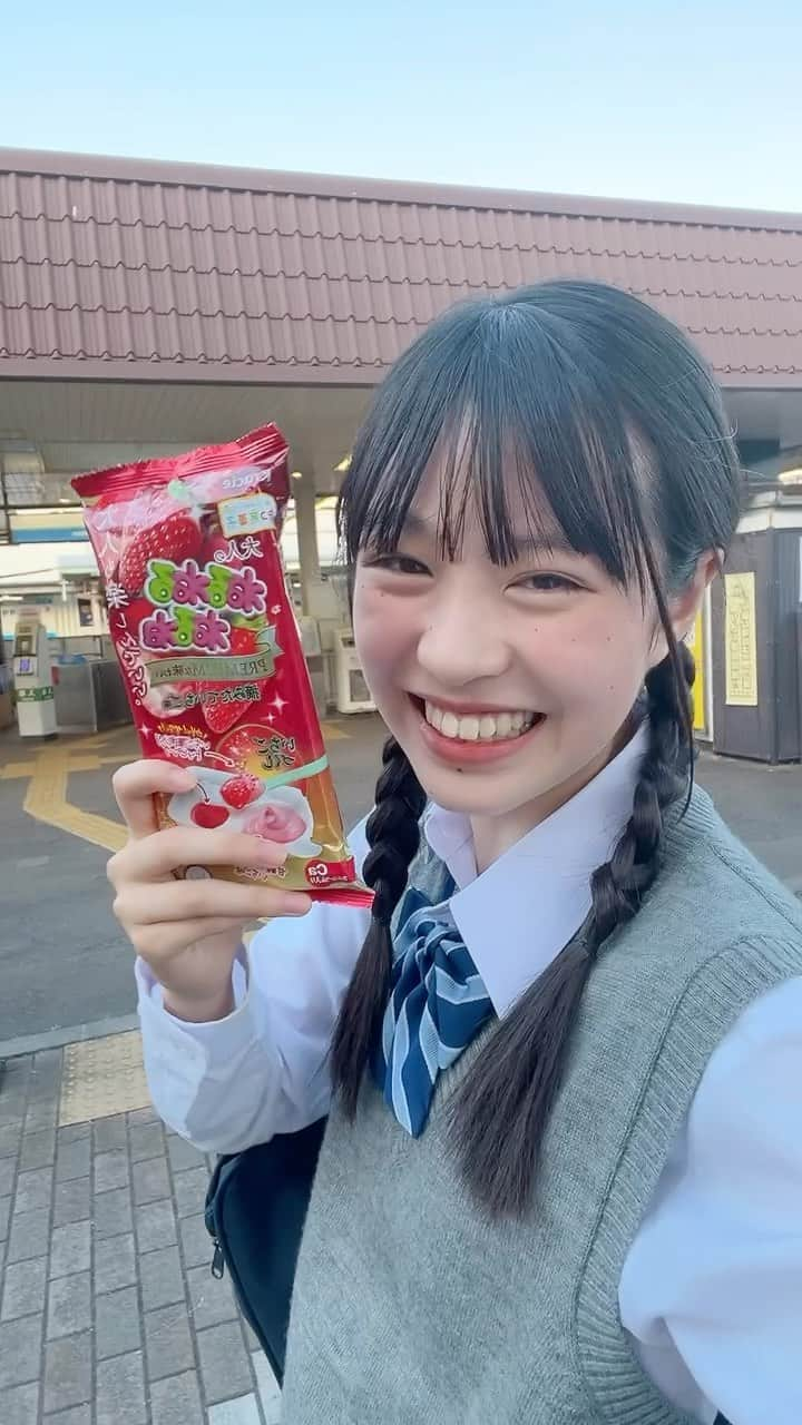 武上陽奈のインスタグラム：「大人のねるねるねるね🍓✨️  皆さん食べましたか〜？🥰 もうすぐ12月！ クリスマス前に贅沢なねるねるねるね！ぜひ食べてくださいね！  ちょっと前の動画だから髪が長いですね〜😏💕 もう懐かしい！笑  #大人のねるねるねるね #ねるねるねるね #いちご！#制服#seihuku#uniform#三つ編み#笑顔#smile#楽しい！#Japan#JapaneseGirl#16歳#16yearsold#スターダストプロモーション#スターダスト#JK#FJK#女子高生#武上陽奈」