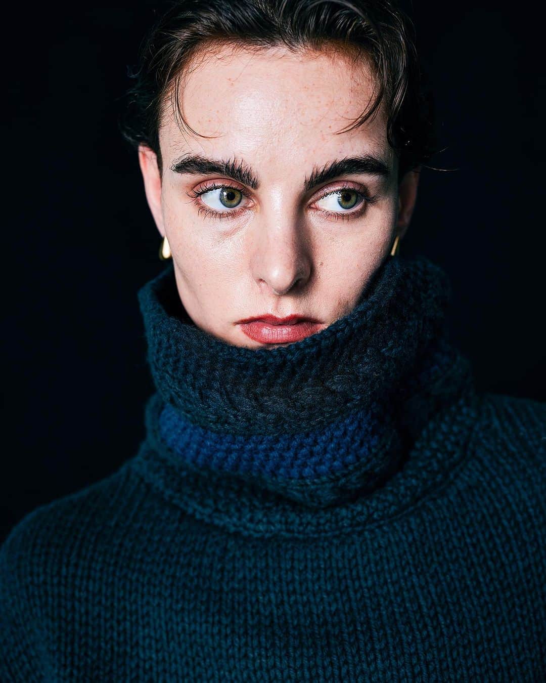 のインスタグラム：「23 WINTER COLLECTION ____  Holiday knit tops ¥23,100 (taxin) ざっくりと編まれたショート丈のニットは、棒針で編まれた柄編みのネックとコンパクトな着丈のバランスがオシャレな一枚。ネックに部分的に配色を使う事で、目線が上に向きスタイルアップも叶えてくれる、体型カバーも兼ね備えた優秀なアイテム。ロングシャツやワンピースの上から着ても決まるので、コーディネートを考えるのが楽しくなる1枚です。  Switching volume SK ¥24,200 (taxin) 裾に向かって広がるボリュームシルエットのスカートに、さらにタックで部分的に立ち上がるような膨らみを持たせ、着るだけで主役アイテムとなる一枚に。一見モードな印象の強いデザインスカートなので、カラーは落ち着いたネイビーやダークカーキ、くすみブルーで上品さをプラス。レディもハンサムも叶う着回し力の高いアイテムです。  Earring SCENE:9 ¥25,300 (taxin) 耳元を華やかに演出してくれるティアドロップ型のピアス。動くと少し揺れ動くツヤSLVとマットGLDのきらめきが上品な印象に。クリスマスギフトとしてもオススメです。 ___  RIM.ARK店舗 RIM.ARK online sheltter web store ZOZOTOWN  ____  銀座三越店　03-3538-3568 新宿ルミネ2店　03-6911-2585 名古屋高島屋店　052-566-3633 阪急うめだ店　06-6313-0587 福岡VIORO店　092-707-0673 ____  #RIMARK#リムアーク」