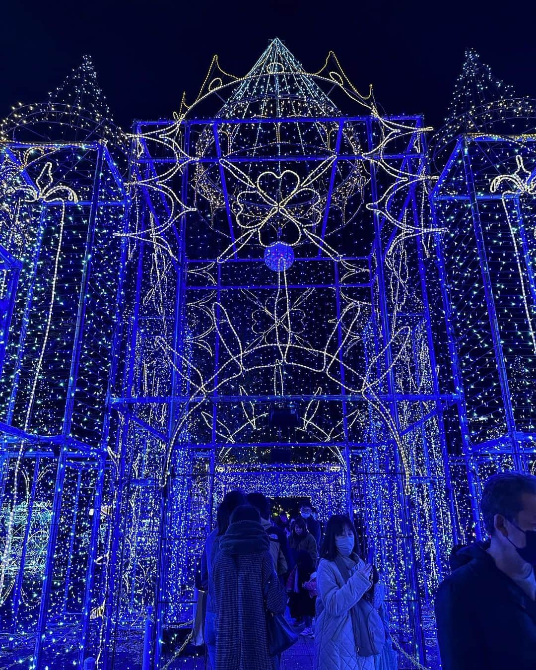 山崎陽子さんのインスタグラム写真 - (山崎陽子Instagram)「広島3日目 お話会は明るく楽しく、質問もたくさん。 私の羽織のカープの羽裏も喜んでもらえた☺︎ お越しくださった皆さま、ありがとうございました！ #kimono @kimonoichiba  #黒八丈 #木綿花織帯 #藤木葵 #奈良組 #萬秋楽  お好み焼きを食べ、平和大通りのイルミネーションを愛で、新しくなった平和記念資料館で外つ国の人たちと並び、 噴水に虹が立つのを見た🌈 美しい町ヒロシマ、またいつか❤︎」11月19日 16時08分 - yhyamasaki