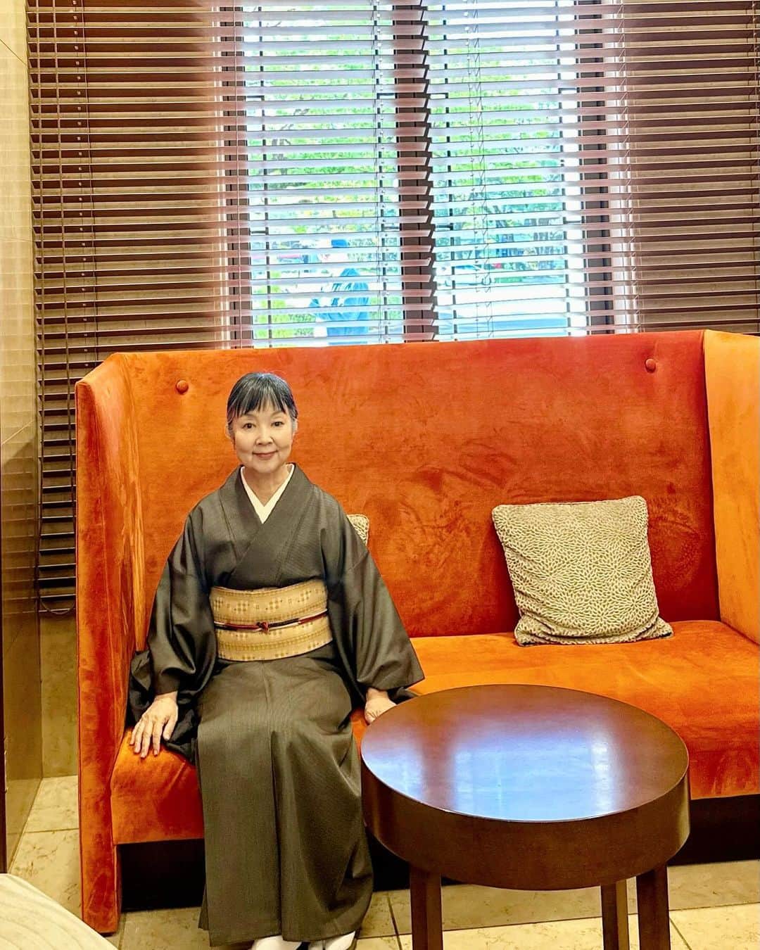 山崎陽子のインスタグラム：「広島3日目 お話会は明るく楽しく、質問もたくさん。 私の羽織のカープの羽裏も喜んでもらえた☺︎ お越しくださった皆さま、ありがとうございました！ #kimono @kimonoichiba  #黒八丈 #木綿花織帯 #藤木葵 #奈良組 #萬秋楽  お好み焼きを食べ、平和大通りのイルミネーションを愛で、新しくなった平和記念資料館で外つ国の人たちと並び、 噴水に虹が立つのを見た🌈 美しい町ヒロシマ、またいつか❤︎」