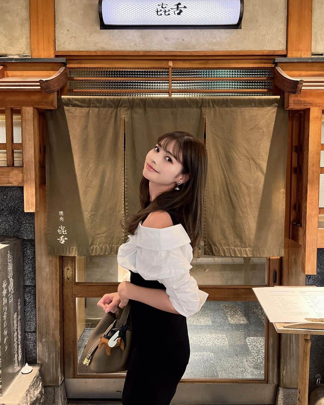 得あゆさんのインスタグラム写真 - (得あゆInstagram)「載せてない写真がたくさん…ほろ酔いの時の🥴 息抜き大切！苦手な事を頑張るのもいいけど、 やっぱり私は得意な事を楽しくやる方がいいなぁ ってみんなそうか🥴笑  #時差投稿#お店の前で#㐂舌#独り言  ・ ・ ・ ・ ・ ・ ・ ・ ・ ・ ・ ・ ・ #きたん#きたん韻#㐂舌#㐂舌韻#道頓堀#道頓堀グルメ#道頓堀食べ歩き#法善寺横丁#法善寺#食べ歩き#ほろ酔い#飲み歩き#年末#クリスマス#大阪グルメ#梅田グルメ#大阪観光#ピース#主婦#副業#子育てママ#子育てあるある#男の子ママ#美肌ケア#髪色暗め#アラサー女子#アラサーコーデ」11月19日 21時45分 - tokuayu819