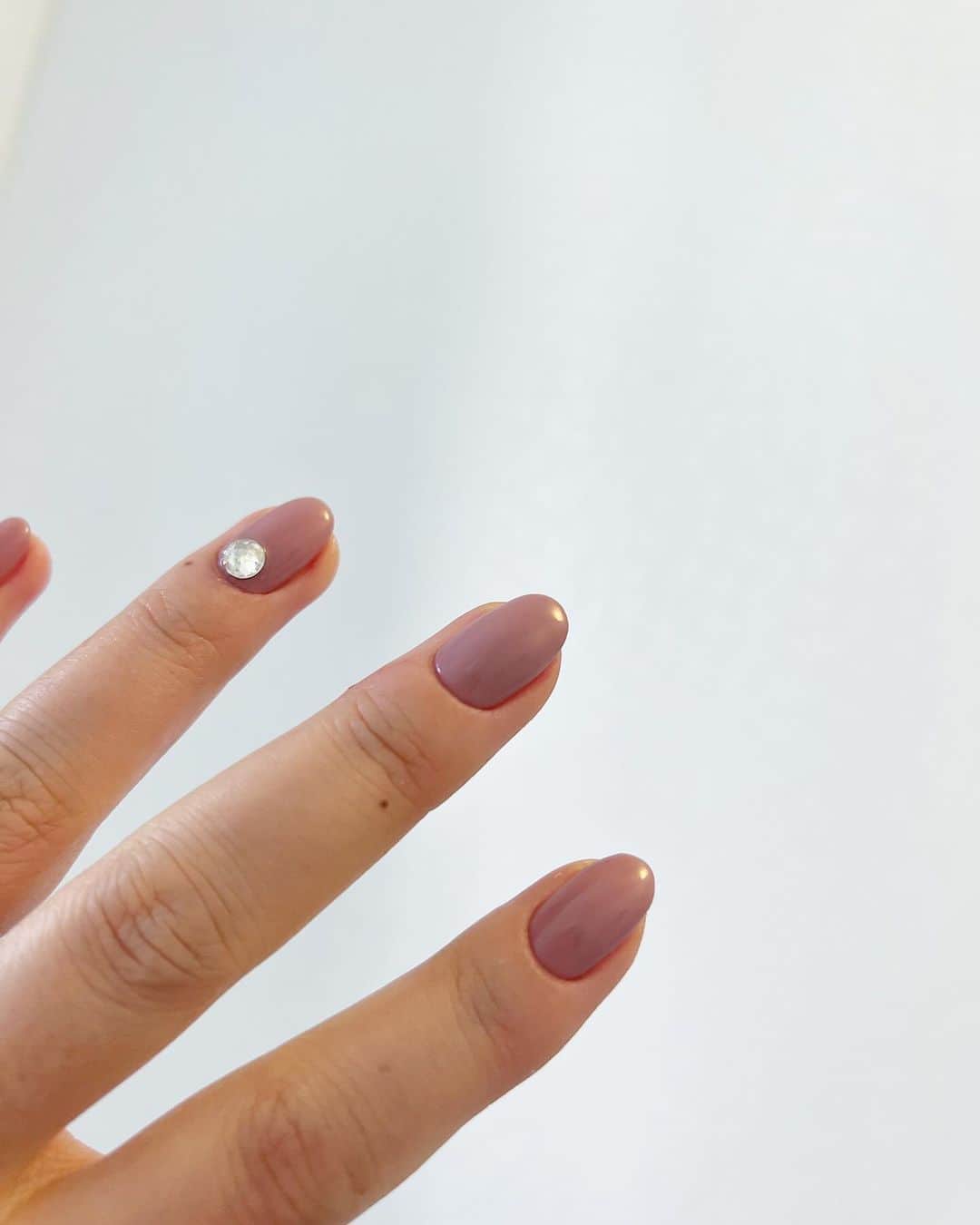 Kana Kobayashiのインスタグラム：「#mynail #simple #nails #ワンポイントネイル #シンプルネイル #ネイル #ジェルネイル #オリジナルカラー #モーブピンク #ネイルデザイン #ネイルアート #大人ネイル #東京ネイルサロン」