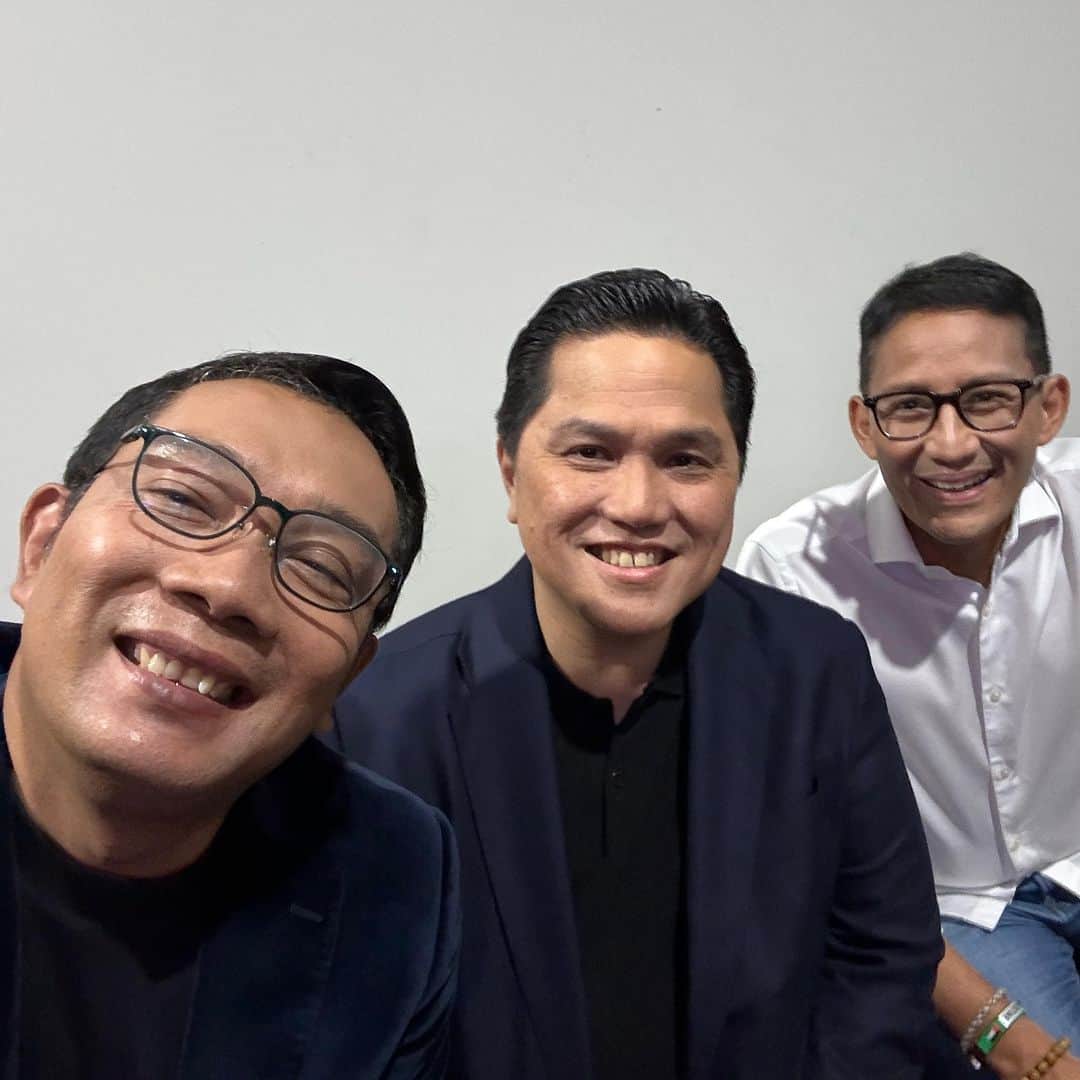 エリック・トヒルのインスタグラム：「Selfie dulu bertiga sebelum naik panggung 😃 Tebak kita ada di mana?」