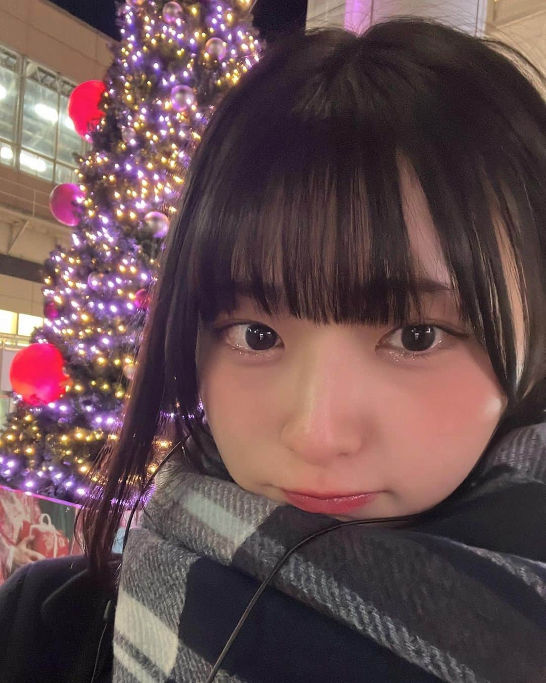 桜ひなのさんのインスタグラム写真 - (桜ひなのInstagram)「. 街がクリスマスでひなもクリスマスきぶん🎄 ⁡ ⁡  #kawaii  #cute  #lovely  #マフラー  #クリスマスツリー」11月19日 21時39分 - hinano_sakura_official