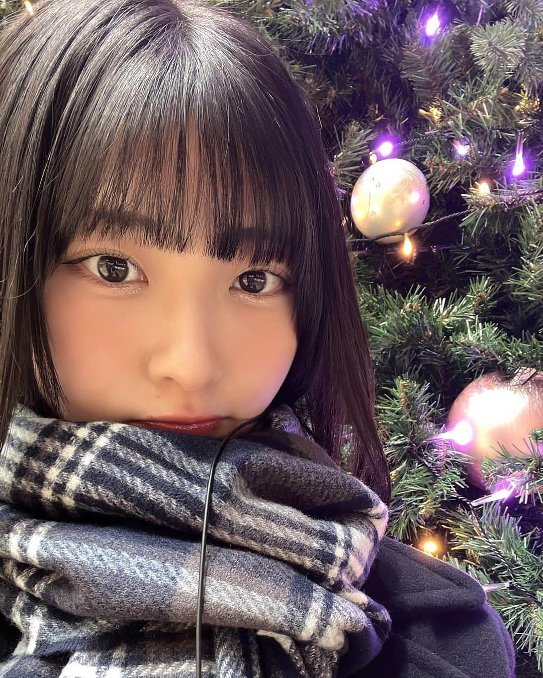 桜ひなののインスタグラム：「. 街がクリスマスでひなもクリスマスきぶん🎄 ⁡ ⁡  #kawaii  #cute  #lovely  #マフラー  #クリスマスツリー」