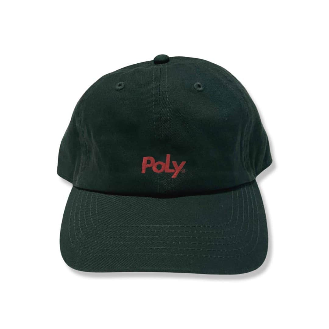 POLYのインスタグラム：「【POLY LOGO BASEBALL CAP】  POLYのロゴを主張したシンプルなベースボールキャップ。 バックのベルト部分にはPOLYのロゴピスネーム付きです✴︎  green/black/burgundy•sand」