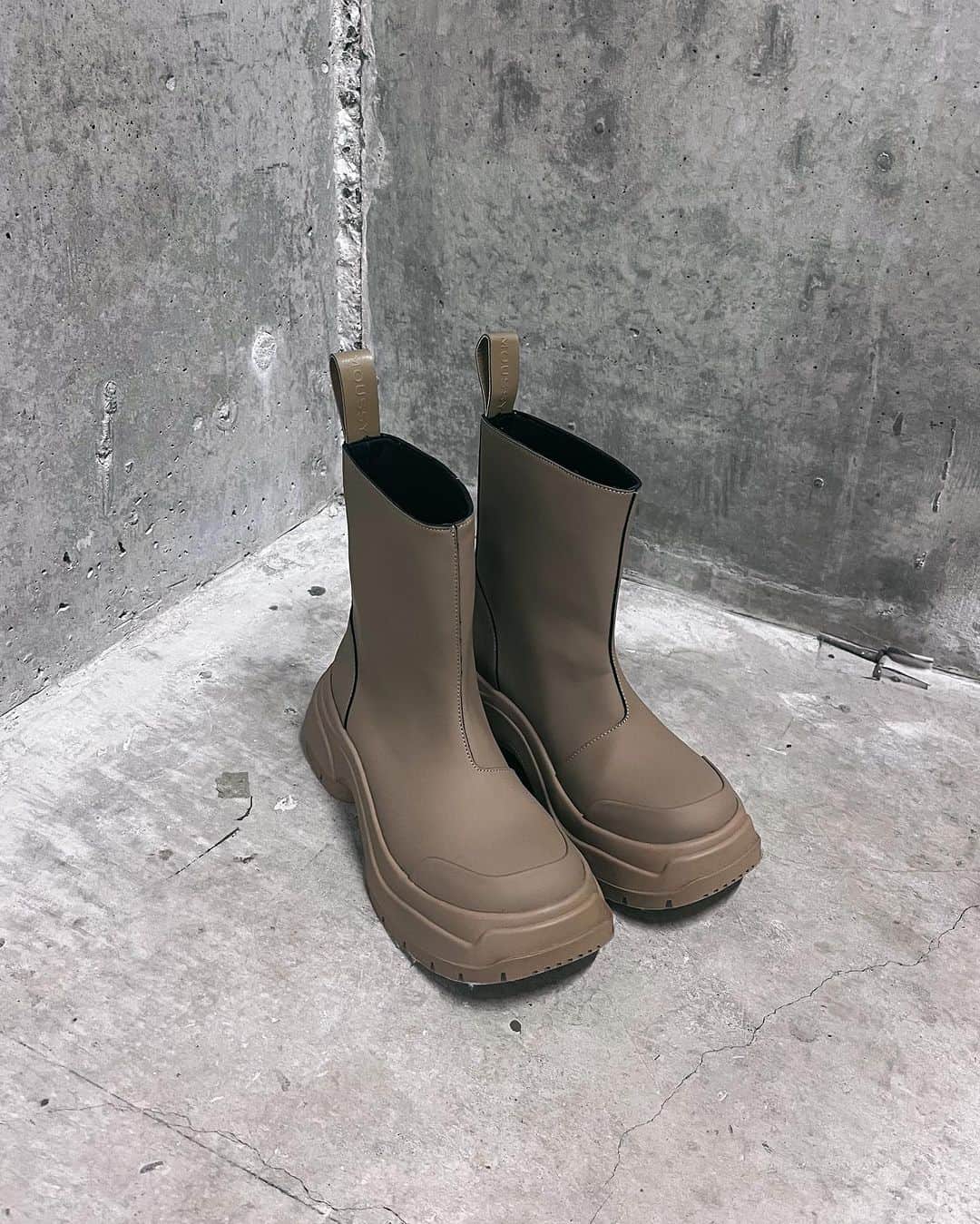 MOUSSY SNAPのインスタグラム：「#MOUSSYSNAP @reina___4  ・RUBBER SHORT BOOTS(010GAS52-5630) 全国のMOUSSY店舗／SHEL'TTER WEBSTORE／ZOZOTOWNにて発売中。  #MOUSSY」