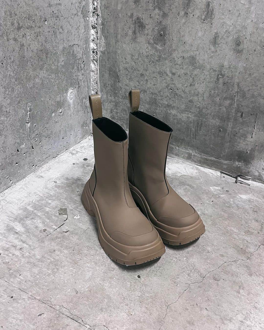 のインスタグラム：「#MOUSSYSNAP @reina___4  ・RUBBER SHORT BOOTS(010GAS52-5630) 全国のMOUSSY店舗／SHEL'TTER WEBSTORE／ZOZOTOWNにて発売中。  #MOUSSY」