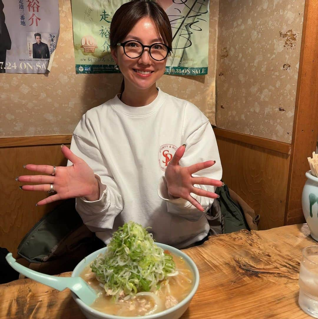 島谷ひとみのインスタグラム：「北海道でした〜🐮  昨夜は、旭川ファンキーナイト⭐️  暖かいお客様と一緒に心も身体も温まったステージを終え、 超美味しいラーメンにも出会い、大満足で帰りますw✈️  あーこのラーメン過去1かも！？❤️  宿泊が札幌だった為ラーメンは札幌にて🍜  素晴らしいスープ❣️  チャーシューではなく、ひき肉！？  全てが麺に絡む絡む‼️  富良野ネギがまたアクセント！富良野ネギは臭みもなく、柔らかく甘みがあって、シャキシャキでスープと混ざるとスープにトロミが出てビックリするほど美味しかったな🫢  また行こうっと。  では、  ありがとうございました😊  #北海道 #旭川 #ファンキーナイト #札幌 #味噌ラーメン #喜来登 #島谷移動中 #島谷ひとみ」