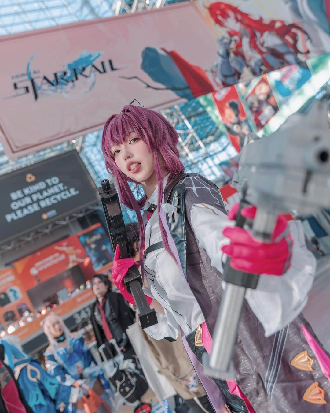 犬神洛洛子さんのインスタグラム写真 - (犬神洛洛子Instagram)「Hehe I cosplayed Kafka in the con! Meet Argenti banner at ANYC lobby🌟 Photographer @wesley_kyoku   #animenyc #cosplaygirl #honkaistarrail」11月19日 16時16分 - rakukoo