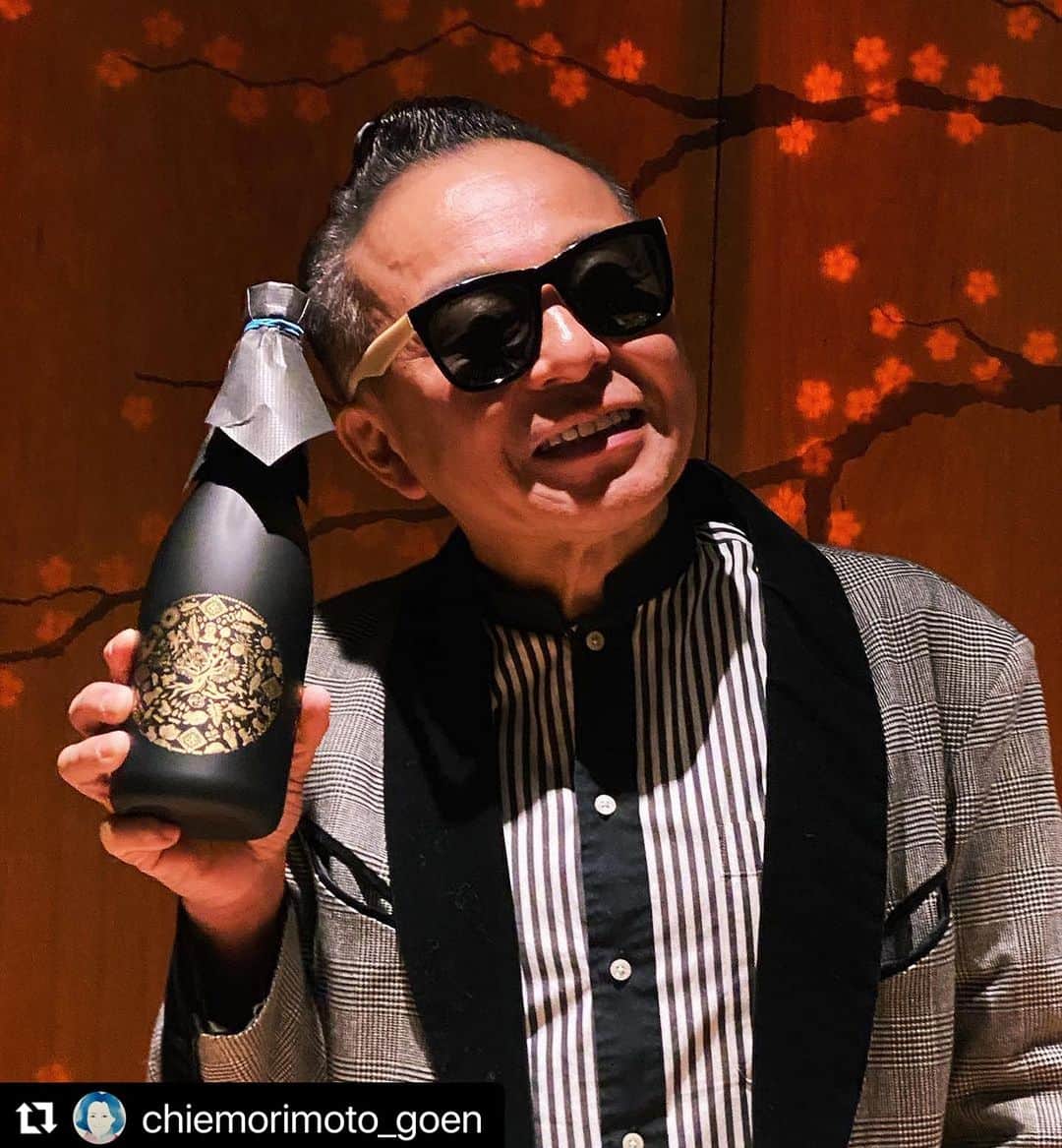 冨沢ノボルのインスタグラム：「美味‼️ #irodori 大村さん おめでとう㊗️㊗️㊗️  @chiemorimoto_goen   #Repost @chiemorimoto_goen with @use.repost ・・・ 大村さんのお祝い💕 goen°黒糖焼酎　黒の登場 大好きで特別な焼き鳥屋にて♫  もう年末だ」