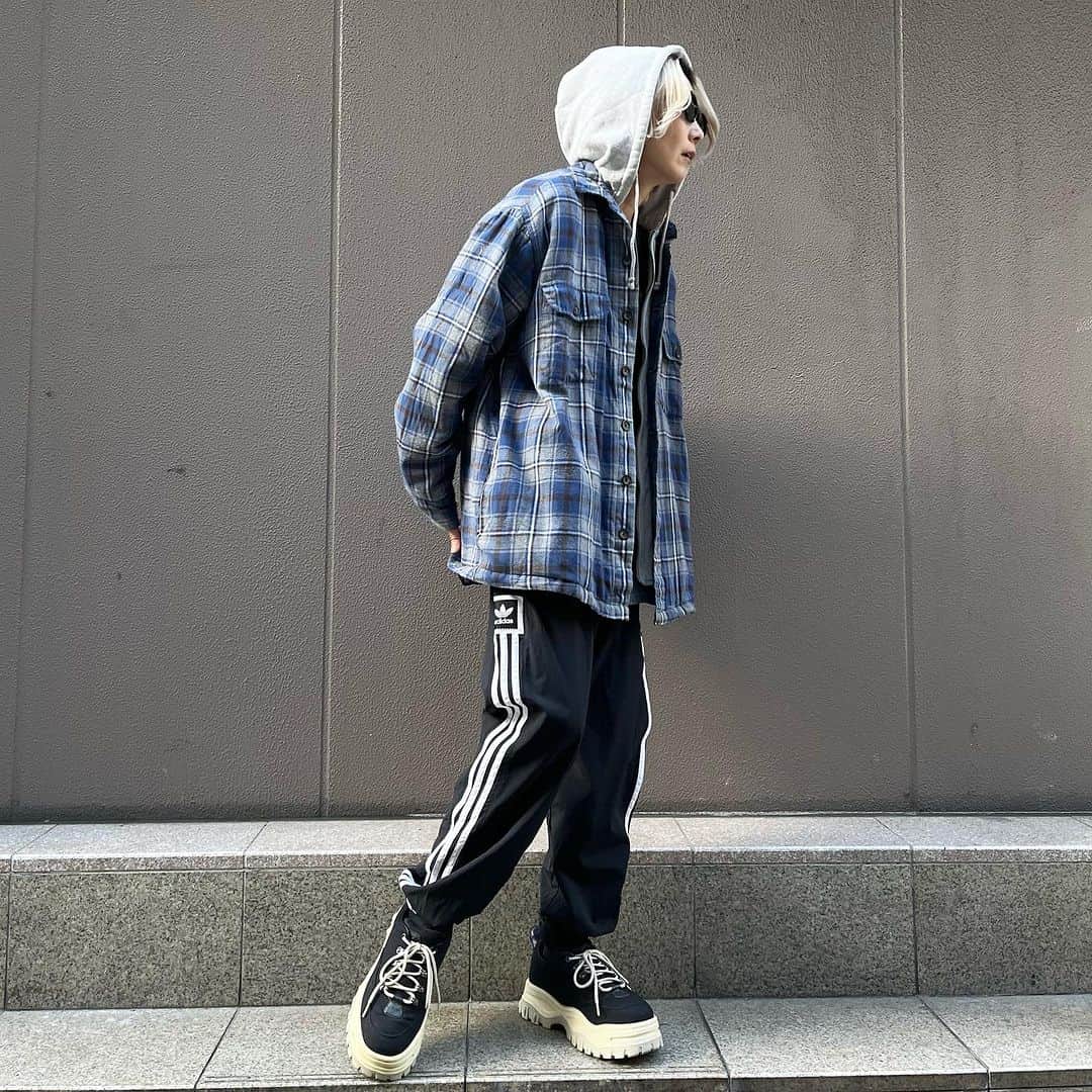 のインスタグラム：「キルティングネル・フーディー 5400y+tax(5940)  adidas ナイロントラックパンツ 6200y+tax(6820)  1990's～ BEASTIE BOYS 18000y+tax(19800)  WEB SHOPに入荷しております。 是非ご覧ください。 jammru.com  #jammru#jammru_tee#jammru_style #大阪古着屋#心斎橋古着屋#usedmix #vintagetshirt #vintagetee #vintagebandtee #osaka  #fashion  #streetstyle  #streetfashion  #vtg  #vintage  #used  #usedclothing  #古着 #古着屋 #ファッション #70s #80s #90s」