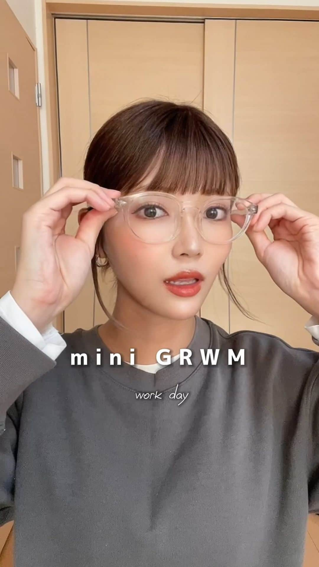 小池真友のインスタグラム：「仕事の日のGRWM🤍 すっぴんの顔色シュレックみたいｗｗｗ  仕事の日の本気の服装🤣 いきなり寒くなってGUのアームウォーマーがないと自転車漕げない🚴 髪の毛伸ばし中で仕事の日は髪纏めちゃっててそれがすっごく楽、、🥹✨  ダウンジャケット @odorata_official  トレーナー @gu_for_all_  ボトム @gu_for_all_  アームウォーマー @gu_for_all_  バッグ @shein_japan   #仕事の日GRWM #ママコーデ #ママファッション #ママライフ #プチプラコーデ #プチプラファッション #GUコーデ #sheinコーデ #男の子ママ #男の子兄弟 #働くママ #ママGRWM #GRWM #miniGRWM #ズボラママ #ズボラ母 #アラサーママ #アラサーママコーデ #イエベオータム #イエベ秋 #骨格ストレート」