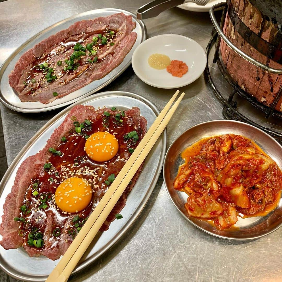 西村禮さんのインスタグラム写真 - (西村禮Instagram)「肉の名店揃い！ 三田・田町エリアでコスパ最高の焼肉を堪能しました✨🍖  【ツラとキモ炭火焼肉いわしげ田町店】さん  人気No.1おまかせコース並をいただきました！  〜コース内容〜 1.前菜二種盛り (もやしナムルと白菜キムチ) 2.キモ焼き 3.ツラミ刺し2種 (ツラミ炙り刺しとツラミ炙りユッケ) 4.ツラミ塩焼きと特上タン 5.特上カルビと特上ロース 6.特製レバニラ煮込み 7.肉カレー  もう超超大満足🤤 これで1人4,400円(税込)‼️  芝浦の肉市場が近いのでお肉は期待大だったんですが、それを上回る旨さでした🥺  コースの内容だけでもすごいのに、 白米、スープ、生卵(今は1人1個)が食べ放題です！  レバニラ煮込みは網の上で店員さんが作ってくれます！  お肉を楽しむならここ！！  私が好きなのはツラ🤤 牛の頬肉です！ これを贅沢に刺身やユッケでいただけるなんて…  絶対にまた行きます🥰  お近くの方は必見ですよ！ 飲み放題プランもあるので忘年会にぴったりだね！  PR @yakiniku_iwashige #ツラとキモ炭火焼肉いわしげ #田町グルメ #田町焼肉 #田町ディナー #三田グルメ #三田焼肉 #三田ディナー #田町駅」11月19日 16時30分 - nishimura_rei