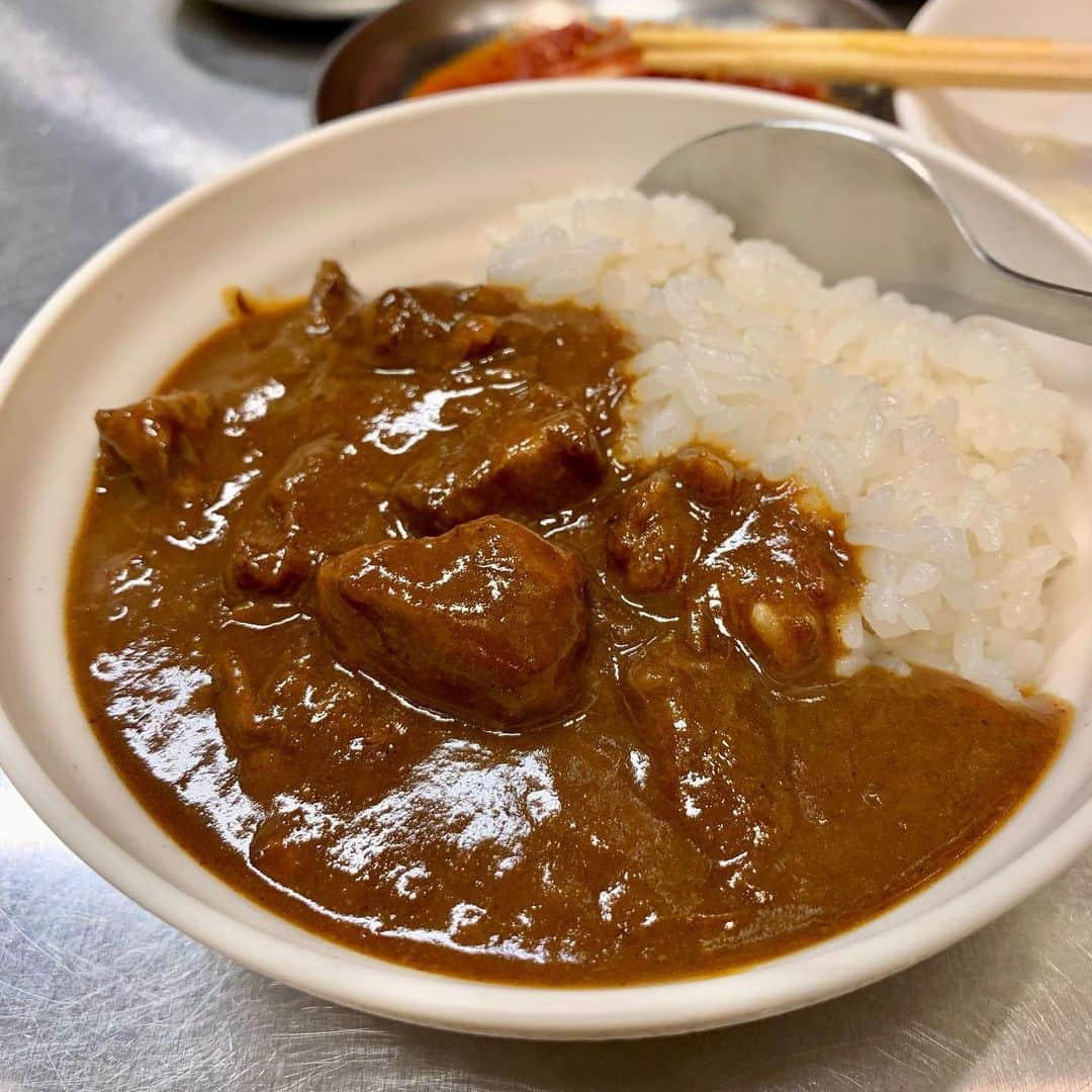 西村禮さんのインスタグラム写真 - (西村禮Instagram)「肉の名店揃い！ 三田・田町エリアでコスパ最高の焼肉を堪能しました✨🍖  【ツラとキモ炭火焼肉いわしげ田町店】さん  人気No.1おまかせコース並をいただきました！  〜コース内容〜 1.前菜二種盛り (もやしナムルと白菜キムチ) 2.キモ焼き 3.ツラミ刺し2種 (ツラミ炙り刺しとツラミ炙りユッケ) 4.ツラミ塩焼きと特上タン 5.特上カルビと特上ロース 6.特製レバニラ煮込み 7.肉カレー  もう超超大満足🤤 これで1人4,400円(税込)‼️  芝浦の肉市場が近いのでお肉は期待大だったんですが、それを上回る旨さでした🥺  コースの内容だけでもすごいのに、 白米、スープ、生卵(今は1人1個)が食べ放題です！  レバニラ煮込みは網の上で店員さんが作ってくれます！  お肉を楽しむならここ！！  私が好きなのはツラ🤤 牛の頬肉です！ これを贅沢に刺身やユッケでいただけるなんて…  絶対にまた行きます🥰  お近くの方は必見ですよ！ 飲み放題プランもあるので忘年会にぴったりだね！  PR @yakiniku_iwashige #ツラとキモ炭火焼肉いわしげ #田町グルメ #田町焼肉 #田町ディナー #三田グルメ #三田焼肉 #三田ディナー #田町駅」11月19日 16時30分 - nishimura_rei