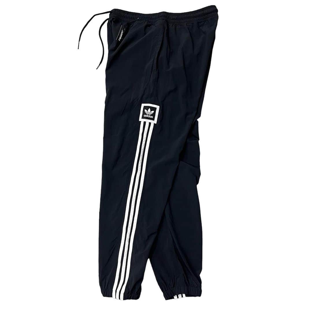 のインスタグラム：「adidas ナイロントラックパンツ 6200y+tax(6820)  adidasのナイロントラックパンツ。 腿あたりから入るトレフォイルと3ストライプがお洒落です。 何にでも合わせやすい黒のナイロントラックパンツ。 オススメの1本です。  WEB SHOPに入荷しております。 是非ご覧ください。 jammru.com  #jammru#adidas #大阪古着屋#心斎橋古着屋#usedmix #osaka  #fashion  #streetstyle  #streetfashion  #vtg  #vintage  #used  #usedclothing  #古着 #古着屋 #ファッション #70s #80s #90s」