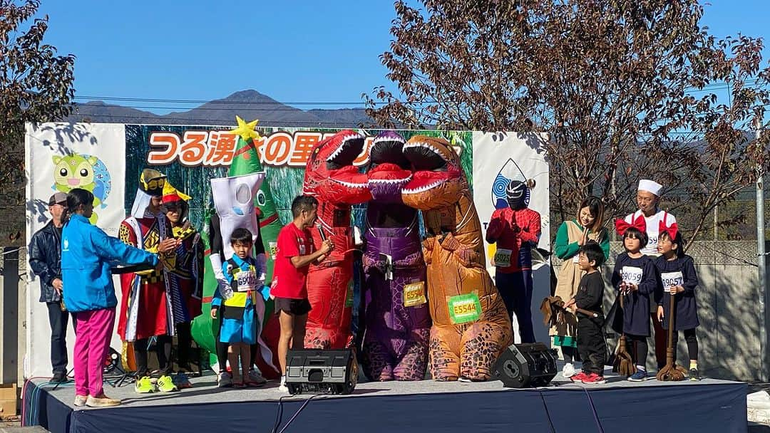 猫ひろしさんのインスタグラム写真 - (猫ひろしInstagram)「山梨県 つる湧水の里ランフェス  ハイタッチからの1番後ろからのスタートニャー！  晴天の絶好のマラソン日和。富士山バッチリ‼️  つる湧水の里ランフェス、名物の600mの激坂そして下り！  存分に楽しませていただきました！  終わったあとの無料豚汁もご馳走様でした！  走った方、応援してくれた方、スタッフさん、ゲストの元100m日本代表の佐野夢加さん、プロデューサーの福田六花さんありがとうございました！ニャー  またYouTubeにあげますので、是非ご覧くださいニャー  #つる湧水の里ランフェス  #なんとなくマラソンあるある #くだRUN #ハーフマラソン  #ランニング #フルマラソン #ジョギング #マラソン #ランニングウェア #ランニングスタイル #ランニング男子　#マラソン好きと繋がりたい #ランニング好きな人と繋がりたい　#ランナーさんと繋がりたい #猫ひろし #芸人 #ランニャー #カンボジア #ハシリマシタグラム #ランスタグラム中年の部 #ハイテクタウン #加圧トレーニングジムdeux #もみじはりきゅう整骨院  #ワハハ本舗 #マッスルテック #エクステンド #ボディメーカー #Polar #ランニャーソックス」11月19日 16時25分 - cat_hiroshi