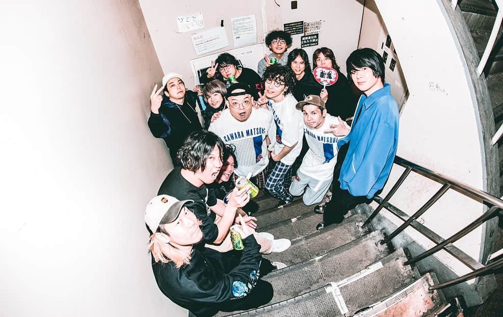竹内サティフォさんのインスタグラム写真 - (竹内サティフォInstagram)「2023.11.18(土)新宿LOFT 10周年だよ！ガワラまつり 無事終了しました！  1部も2部も本当に最高のメンツと最高のライブでした！ みんな前日ライブだったり翌日もライブあったりめちゃくちゃ忙しい中集まってくれました、ONIGAWARAの10周年をお祝いしに来てくれました。俺たちはまじで恵まれてる！幸せだ！  10周年のこんなワガママイベントに付き合ってくれたお客さん、新宿LOFT、スタッフの皆様、本当にありがとうございました！！  「アイドルでもバンドでもない」ONIGAWARAらしいイベントだったよね？  これからもみんなよろしく！10周年イヤーまだまだ年内色々あるよ！  斉藤も引き続きよろしくな！！  Photo by @ni__m_   #ダイアローグ #ukka #crownpop #cinemastaff #unisonsquaregarden  #竹内電気 #ONIGAWARA」11月19日 16時28分 - satifour34