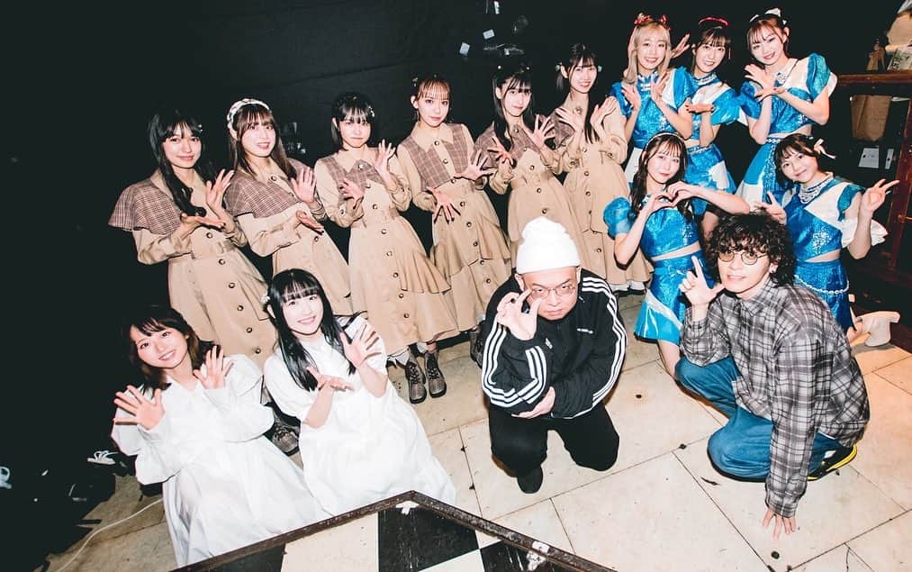 竹内サティフォさんのインスタグラム写真 - (竹内サティフォInstagram)「2023.11.18(土)新宿LOFT 10周年だよ！ガワラまつり 無事終了しました！  1部も2部も本当に最高のメンツと最高のライブでした！ みんな前日ライブだったり翌日もライブあったりめちゃくちゃ忙しい中集まってくれました、ONIGAWARAの10周年をお祝いしに来てくれました。俺たちはまじで恵まれてる！幸せだ！  10周年のこんなワガママイベントに付き合ってくれたお客さん、新宿LOFT、スタッフの皆様、本当にありがとうございました！！  「アイドルでもバンドでもない」ONIGAWARAらしいイベントだったよね？  これからもみんなよろしく！10周年イヤーまだまだ年内色々あるよ！  斉藤も引き続きよろしくな！！  Photo by @ni__m_   #ダイアローグ #ukka #crownpop #cinemastaff #unisonsquaregarden  #竹内電気 #ONIGAWARA」11月19日 16時28分 - satifour34