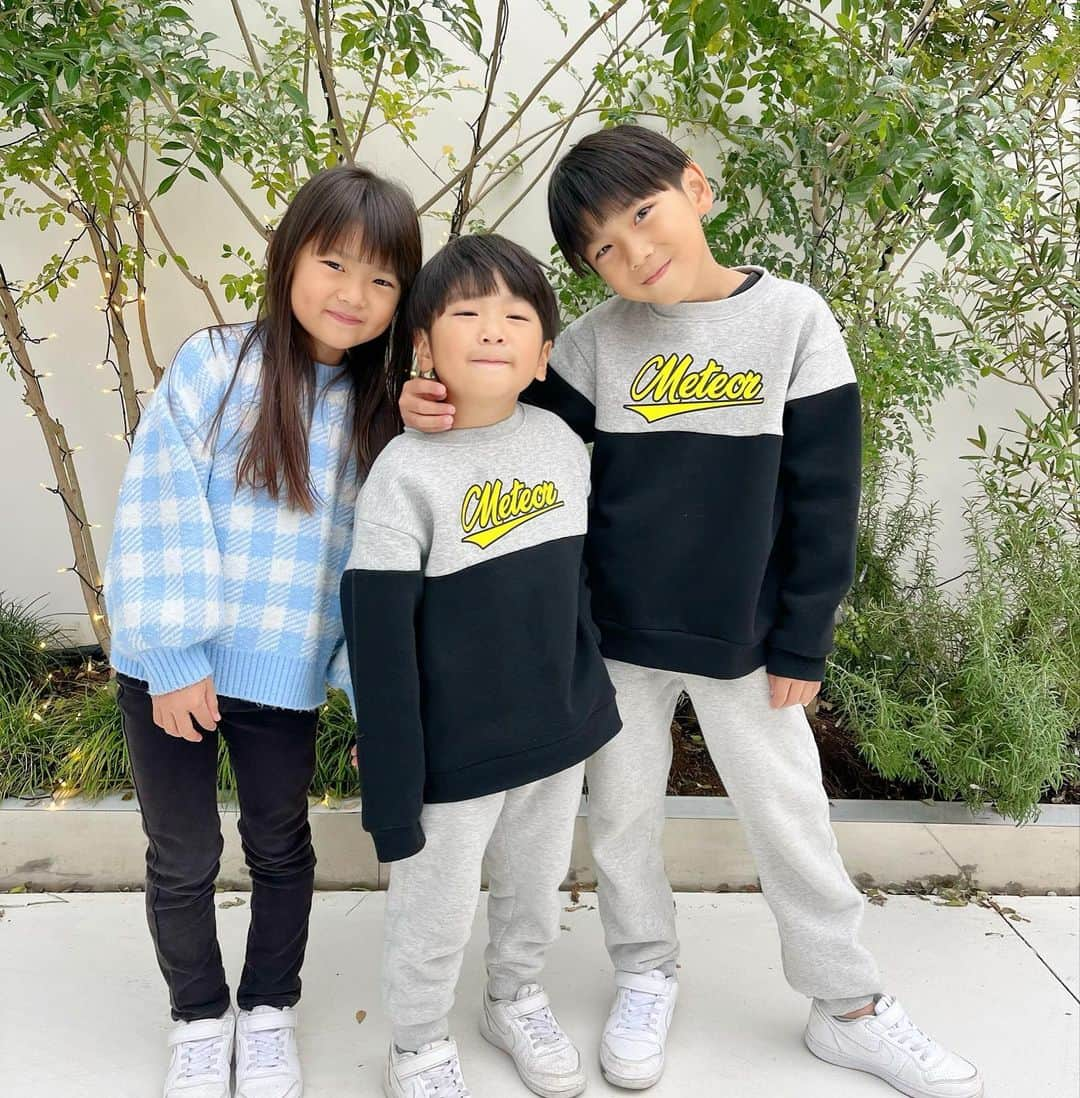 菊地あやかのインスタグラム：「. 久しぶりのカット👦🏻👧🏻👧🏻❤️‍🔥 目にかかってた前髪もさっぱり⸝⸝꙳ @nabe__log さんいつも可愛く かっこよく有難うございます！！！ 渡辺さんと写真撮るのに緊張してる 次男の顔に注目🤣www(3枚目)  #キッズカット#ヘアカット#メンズカット #表参道美容室#Likobymaris#3兄弟 #男の子ママ#女の子ママ#年子ママ」