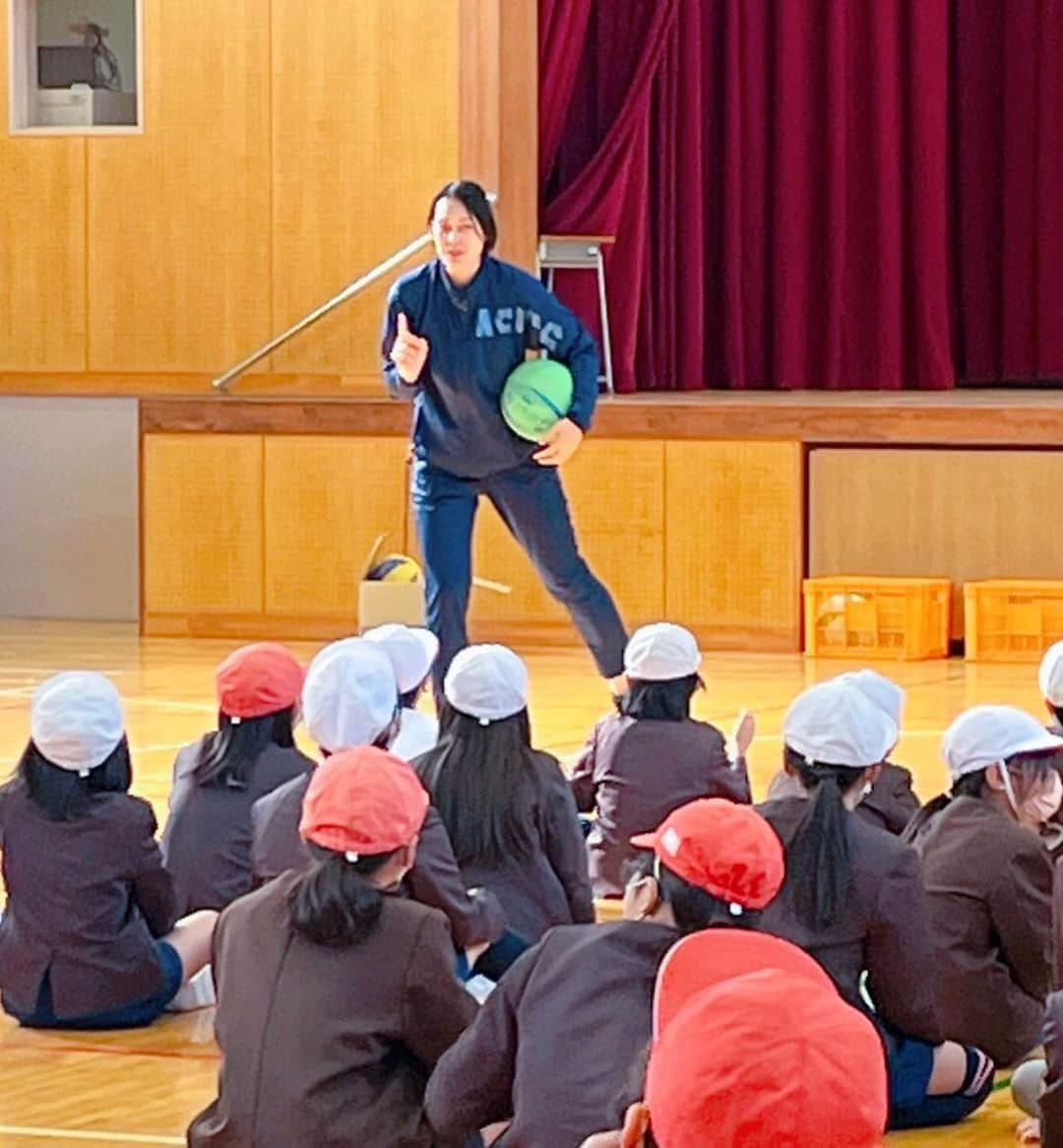 大山加奈さんのインスタグラム写真 - (大山加奈Instagram)「. 東京都教育委員会主催の 笑顔と学びの体験活動プロジェクトで 瑞穂町立瑞穂第一小学校に。 . 泉佐野市スポーツ大使の活動として 泉佐野市立中央小学校に 行かせていただきました‼︎ . . スポーツが好きな子も苦手そうな子も 楽しそうにバレーボールに 取り組んでくれる姿をみるのが とても幸せです☺️🌸 . . 自分があまりスポーツが好きでないからこそ みんなが楽しめる時間にしたいと 試行錯誤しています。 もっとみんなに楽しんでもらえるよう 工夫を重ねていきたいと思います‼︎ . . #笑顔と学びの体験活動プロジェクト  #泉佐野市#スポーツ大使」11月19日 16時39分 - kanaoyama0619