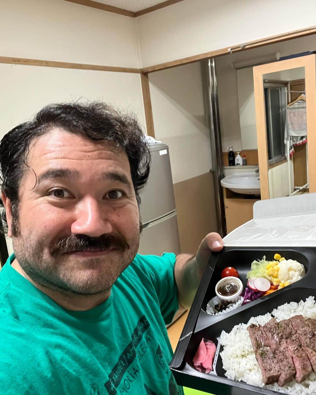 勝矢さんのインスタグラム写真 - (勝矢Instagram)「ヤッホーい😊 今日はスーパー座長古川氏からのお弁当でございます♪ 肉やで〜 これで夜もハッスルできますわ🫡🫡 ありがとうございます😊😊 #ルパン #帝国劇場」11月19日 16時36分 - ajakatsuya