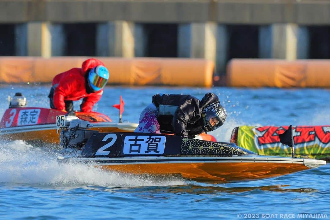 ボートレース宮島さんのインスタグラム写真 - (ボートレース宮島Instagram)「. 🚤第16回楽天銀行賞🚤 . 🚤見事優勝に輝いたのは、 2号艇 #佐賀支部 の #古賀繁輝 選手🥇✨ . 古賀選手は9戦5勝の好成績で、優勝戦は 優勝戦は 3コースカド から 抜き を決め、2023年9月・平和島 以来 2ヶ月ぶり 今年2回目、通算45回目(宮島⛩は3回目)の優勝を飾りました🏆✨ . 古賀選手、優勝本当におめでとうございます🎉✨ . . ファンの皆さま、一節間ありがとうございました🍀 次節もボートレース宮島をよろしくお願いいたします✨ . 🐵次節は11月22日(水)から開催の｢第2回エフ・ディミニッシュバトルシリーズ｣🚤 本場内では、節間毎日(11月22日～26日)北海道物産展「どさんこジャンボリー」を開催！ ぜひご来場ください✨ . . #ボートレース宮島 #パルボート宮島 #モンタ #ボートレース #boatrace #ボートレーサー #楽天銀行 #抜き #優勝戦 #優勝 #優勝おめでとう #好成績」11月19日 16時43分 - boatrace_miyajima