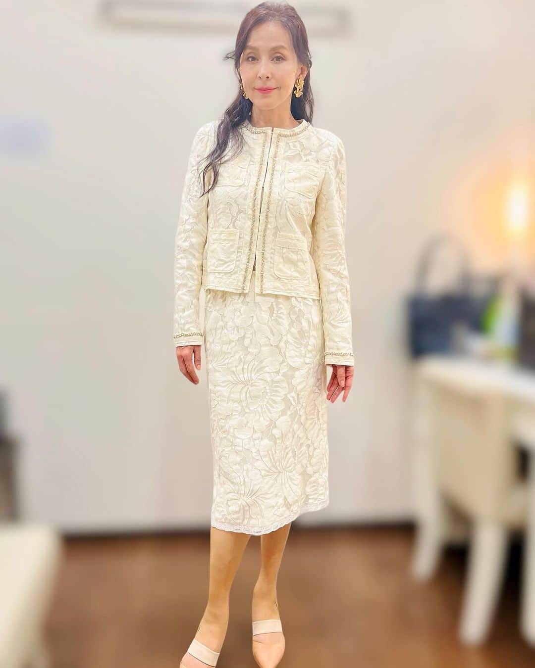 杉本彩のインスタグラム：「* * jacket＆skirt @numeroventuno   pierce @grossejapan   #ビメンド #エステサロンビメンド #決起会」