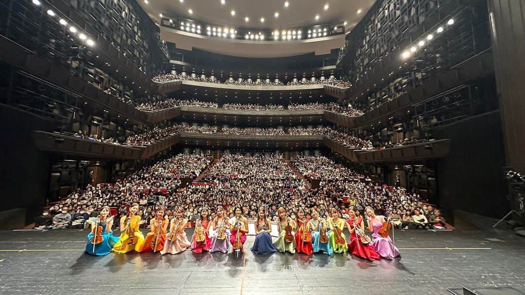 高嶋ちさ子のインスタグラム：「＠フェニーチェ堺の皆様ありがとうございました 4階までぎっしり！ アラジンの時のバラバラの手拍子がいい感じで微笑ましかったです。 今日は激ウマピザ🍕が差し入れに@ポンテベッキオ北浜　さんありがとうございました 秒で無くなりました。くるみ餅も最高でした。 太るなぁ… という事で、私はこれから子供達に会いに飛びます✈️ 彼等サンクスギビングだそうです 中間地点で現地集合  寝まーす」