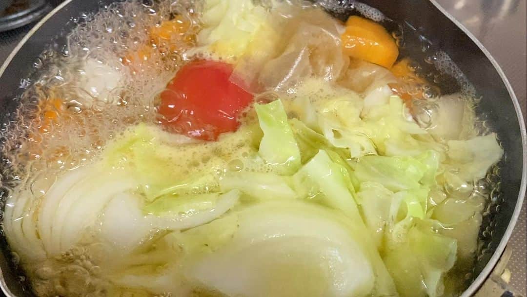 内村麻美のインスタグラム：「茅乃舎の【野菜だし】で作る コンソメスープが、だいっっすきです♡ . お水の状態から、出汁パックをいれて 煮えにくいお野菜からどんどん入れていって 15分ほどグツグツさせるだけです🥕🧅🥔🥬 塩をすこーし入れると、味がしまります。 体をあたためたい時は、生姜を入れてもいいね♪ . @kayanoya.official は 長年愛用させていただいてまして ららぽーと福岡には、大きな店舗があります♪ 買いすぎちゃうので、注意してください🤤 . #茅乃舎 #野菜だし #コンソメ #コンソメスープ #野菜スープ #茅乃舎のだし」
