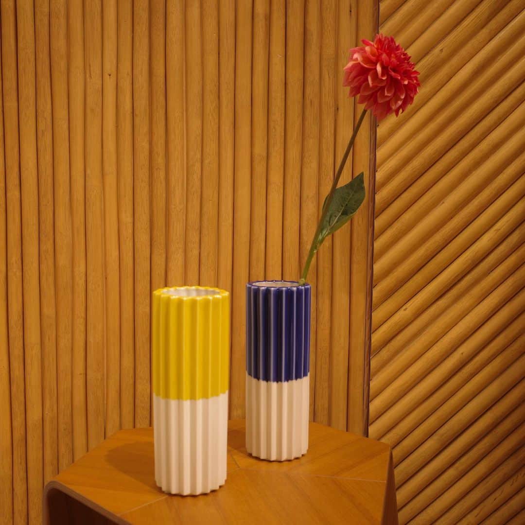 BEAMS JAPANさんのインスタグラム写真 - (BEAMS JAPANInstagram)「Mustakivi POP-UP SHOP  BEAMS JAPAN 1階と5階にて同時開催中の『Mustakivi POP-UP SHOP』。  5階には、石本藤雄さんによる陶作品「蕾－つぼみ－」と調和する＜Mustakivi＞のプロダクトも並びます。 フラワーベース「PLEATS－プリーツ－」の新色は、鮮やかなYELLOWとBLUEが印象的ながら、WHITEとのバイカラーは花を引き立てます。 会期中はBEAMS JAPAN 5階にて先行販売しておりますので、ぜひ一足先に店頭でご覧ください。  ￣￣￣￣￣￣￣￣￣￣￣￣￣￣￣ 『Mustakivi POP-UP SHOP』  日本とフィンランドの自然・風景や四季、色から影響を受けたアーティスト・デザイナーの石本藤雄さんと、日本の手仕事によって生み出される、機能的で美しいデザインが特徴のライフスタイルブランド＜Mustakivi＞のPOP-UP SHOPを、新宿 BEAMS JAPAN 1階と5階で同時開催いたします。  手ぬぐいなどのテキスタイルデザインをはじめ、砥部の器など幅広く商品を展開する＜Mustakivi＞。 今回は通常展開している商品に加えて、POP-UP SHOPのためにご用意した商品も多数取り揃えます。 石本藤雄さん自身の制作による陶芸作品である「蕾－つぼみ－」シリーズの販売も決定し、今回は「上から雪がかかったような表現」で新しい表情が生まれた作品が揃います。 また、5階では、＜Mustakivi＞2色展開/新色フラワーベース「PLEATS－プリーツ－」限定数10点（お一人様いづれかのお色1点のみ）をBEAMS JAPANにて先行発売いたします。 更に、今回のイベント開催に合わせて特別に＜BEAMS JAPAN＞限定となるスペシャルカラーの手ぬぐい「オレンジ」も発売。  ぜひ貴重なこの機会をお見逃しなく。  ◆石本藤雄の作品「蕾－つぼみ－」の販売 石本藤雄さんがフィンランドから帰国後に日本で初めて制作したシリーズ「蕾－つぼみ－」。 日本の土や釉薬を使い、筆を使って彩色を施しています。 二つとない個性的な造形に釉薬の濃淡によって生まれる表情が深い味わいを生み出し、空間の中で存在感を放ちます。見た人の心を穏やかであたたかい気持ちへと導いてくれる作品です。 今回、この「蕾－つぼみ－」に白の釉薬を施し、石本藤雄さんの作品づくりの技法の一つとなる「上から雪がかかったような表現」で新しい表情が生まれた作品10点を5階fennica STUDIOにて販売いたします。  ◆BEAMS JAPAN別注てぬぐい「オレンジ」の販売 POP UPの開催に合わせて、BEAMS JAPAN限定となるスペシャルカラーの手ぬぐい「オレンジ」をBEAMS JAPAN 1階にて販売いたします。  開催期間： 2023.11.1 Wed.－11.21 Tue. 開催店舗： BEAMS JAPAN 1階 ☎︎03-5368-7314 BEAMS JAPAN 5階 fennica STUDIO ☎︎03-5368-7304 ＿＿＿＿＿＿＿＿＿＿＿＿＿＿＿  詳しくは随時＜fennica＞オフィシャルブログにて更新いたします。  #石本藤雄 #FujiwoIshimoto #Mustakivi #beams #fennica #fennicastudio」11月19日 16時51分 - beams_japan