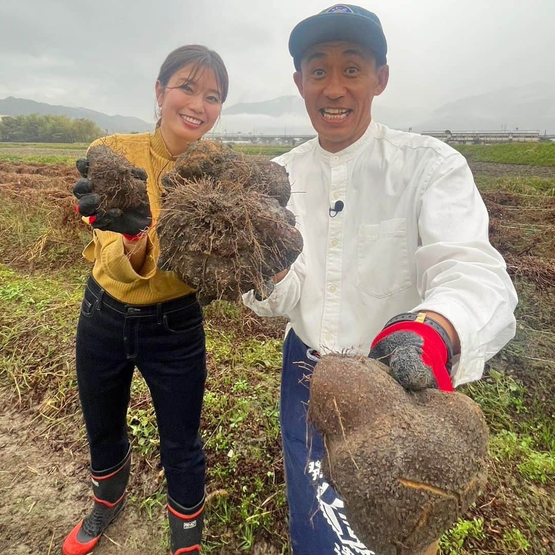 石田靖のインスタグラム：「テレビ大阪⑦『発見食遺産』ロケ ゲストの稲村亜美さんと 奈良県御所市&桜井市で 食遺産探し〜 どんなレシピと出逢ったのか⁉️ OA是非、ご覧ご覧いただきたい #テレビ大阪 #発見食遺産 #奈良グルメ #桜井市カフェ #葛城一言主神社  #御所まち #モリソン万年筆カフェ  #桜井市 #長谷寺 #さかえや #草餅 #戎はるさめ本舗  #でんぷんブレンド #稲村亜美 #石田靖 #一期一笑」