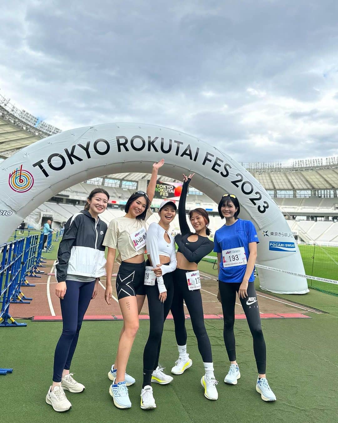 AMIKAさんのインスタグラム写真 - (AMIKAInstagram)「@tokyorokutaifes   TOKYO WOMEN'S RUN 10Kに参加してきた！！ 初めて10キロも走ってしんどかったけど、 それ以上にめちゃ楽しかった‼️  new balanceの靴初めて履いたけどめちゃ良きで、ランニング向き！！この靴じゃなかったら多分アキレス腱死んでた😇  一緒に走ってくれてありがとう😌 次はタイム狙うかー‼️  この着圧のやつが想像以上に良くて買いたくなったw 超可愛いペイントしてもらったんだ🩷🐺」11月19日 16時51分 - amkkk____