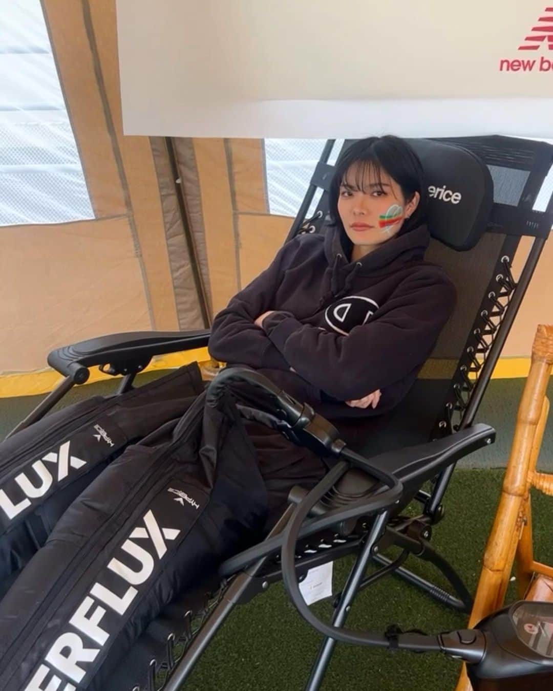 AMIKAさんのインスタグラム写真 - (AMIKAInstagram)「@tokyorokutaifes   TOKYO WOMEN'S RUN 10Kに参加してきた！！ 初めて10キロも走ってしんどかったけど、 それ以上にめちゃ楽しかった‼️  new balanceの靴初めて履いたけどめちゃ良きで、ランニング向き！！この靴じゃなかったら多分アキレス腱死んでた😇  一緒に走ってくれてありがとう😌 次はタイム狙うかー‼️  この着圧のやつが想像以上に良くて買いたくなったw 超可愛いペイントしてもらったんだ🩷🐺」11月19日 16時51分 - amkkk____