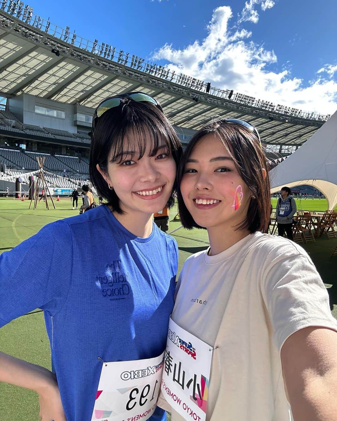 AMIKAのインスタグラム：「@tokyorokutaifes   TOKYO WOMEN'S RUN 10Kに参加してきた！！ 初めて10キロも走ってしんどかったけど、 それ以上にめちゃ楽しかった‼️  new balanceの靴初めて履いたけどめちゃ良きで、ランニング向き！！この靴じゃなかったら多分アキレス腱死んでた😇  一緒に走ってくれてありがとう😌 次はタイム狙うかー‼️  この着圧のやつが想像以上に良くて買いたくなったw 超可愛いペイントしてもらったんだ🩷🐺」