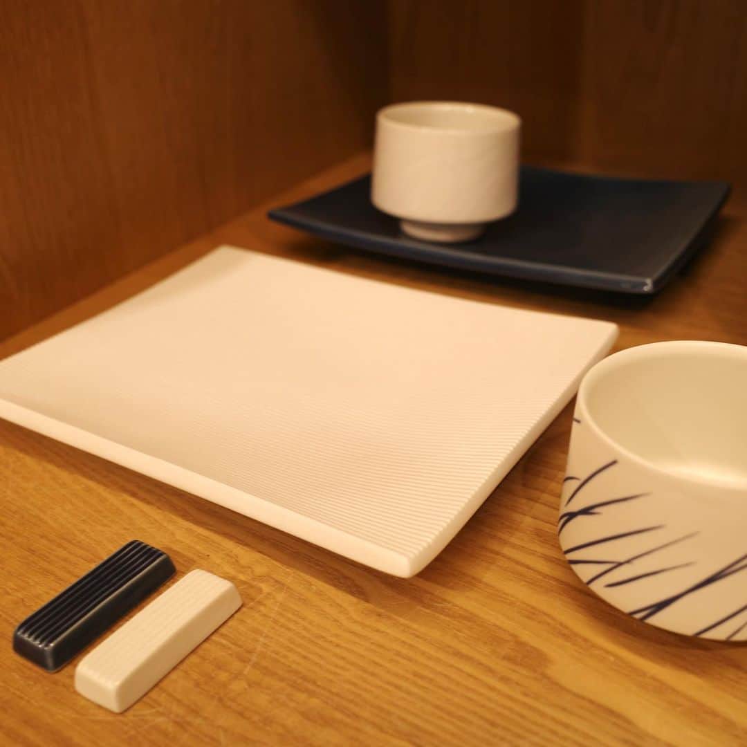 BEAMS JAPANのインスタグラム：「Mustakivi POP-UP SHOP  BEAMS JAPAN 1階と5階にて同時開催中の『Mustakivi POP-UP SHOP』。  5階には、石本藤雄さんによる陶作品「蕾－つぼみ－」と調和する＜Mustakivi＞のプロダクトも並びます。 石本さんが＜Arabia＞社で製作された作品を、故郷である砥部の窯元で再現した「SOBA－そば－」シリーズ。 そして、そよ風に揺れる草原のようなデザインが印象的な「TUURI－トゥーリ－」も砥部の窯元にて製作されています。  会期も早いものであと2日。ぜひこの機会にお立ち寄りください。  ￣￣￣￣￣￣￣￣￣￣￣￣￣￣￣ 『Mustakivi POP-UP SHOP』  日本とフィンランドの自然・風景や四季、色から影響を受けたアーティスト・デザイナーの石本藤雄さんと、日本の手仕事によって生み出される、機能的で美しいデザインが特徴のライフスタイルブランド＜Mustakivi＞のPOP-UP SHOPを、新宿 BEAMS JAPAN 1階と5階で同時開催いたします。  手ぬぐいなどのテキスタイルデザインをはじめ、砥部の器など幅広く商品を展開する＜Mustakivi＞。 今回は通常展開している商品に加えて、POP-UP SHOPのためにご用意した商品も多数取り揃えます。 石本藤雄さん自身の制作による陶芸作品である「蕾－つぼみ－」シリーズの販売も決定し、今回は「上から雪がかかったような表現」で新しい表情が生まれた作品が揃います。 また、5階では、＜Mustakivi＞2色展開/新色フラワーベース「PLEATS－プリーツ－」限定数10点（お一人様いづれかのお色1点のみ）をBEAMS JAPANにて先行発売いたします。 更に、今回のイベント開催に合わせて特別に＜BEAMS JAPAN＞限定となるスペシャルカラーの手ぬぐい「オレンジ」も発売。  ぜひ貴重なこの機会をお見逃しなく。  ◆石本藤雄の作品「蕾－つぼみ－」の販売 石本藤雄さんがフィンランドから帰国後に日本で初めて制作したシリーズ「蕾－つぼみ－」。 日本の土や釉薬を使い、筆を使って彩色を施しています。 二つとない個性的な造形に釉薬の濃淡によって生まれる表情が深い味わいを生み出し、空間の中で存在感を放ちます。見た人の心を穏やかであたたかい気持ちへと導いてくれる作品です。 今回、この「蕾－つぼみ－」に白の釉薬を施し、石本藤雄さんの作品づくりの技法の一つとなる「上から雪がかかったような表現」で新しい表情が生まれた作品10点を5階fennica STUDIOにて販売いたします。  ◆BEAMS JAPAN別注てぬぐい「オレンジ」の販売 POP UPの開催に合わせて、BEAMS JAPAN限定となるスペシャルカラーの手ぬぐい「オレンジ」をBEAMS JAPAN 1階にて販売いたします。  開催期間： 2023.11.1 Wed.－11.21 Tue. 開催店舗： BEAMS JAPAN 1階 ☎︎03-5368-7314 BEAMS JAPAN 5階 fennica STUDIO ☎︎03-5368-7304 ＿＿＿＿＿＿＿＿＿＿＿＿＿＿＿  詳しくは随時＜fennica＞オフィシャルブログにて更新いたします。  #石本藤雄 #FujiwoIshimoto #Mustakivi #beams #fennica #fennicastudio」