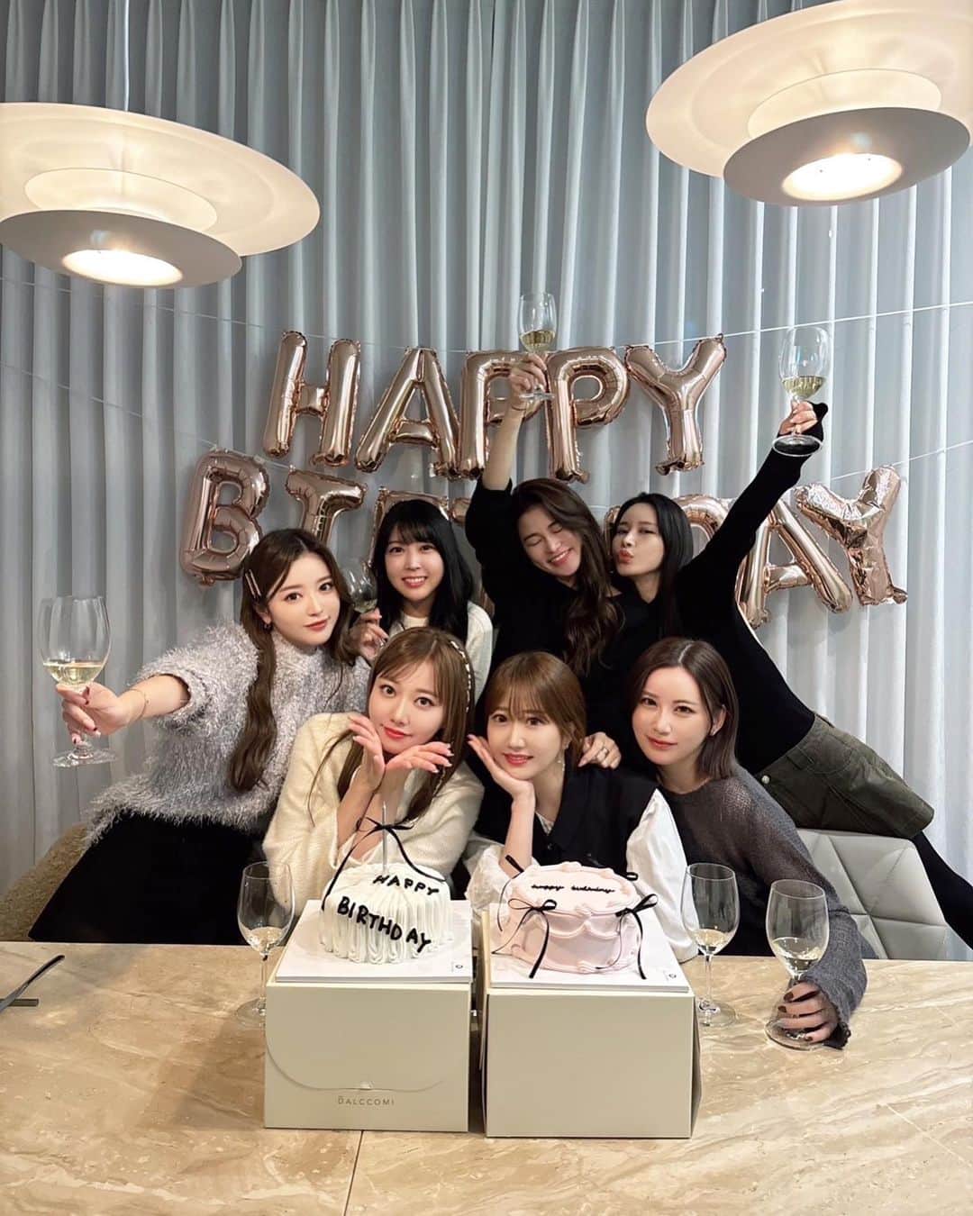 萩尾美聖のインスタグラム：「仲良し6人が韓国にきてくれて11月生まれのお誕生日パーティーしたよ🎀💕  お部屋もケーキも可愛かった♡  最高に楽しかったなあ☺️🫶🏻  #생파 #생일파티 #생일케이크 #誕生日パーティー」
