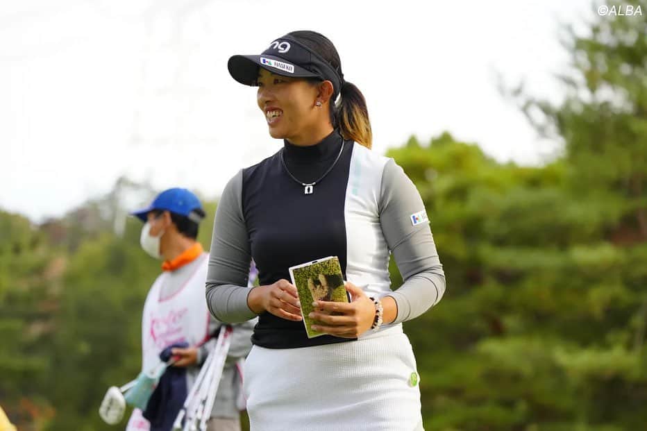 竹山佳林のインスタグラム：「京都レディースオープン⛳️  ステップアップツアー最終戦。 試合の3日間思ったよりも暖かく、最終日の雨もなんとかなって、久しぶりに3日間プレーできて、良かったです😌 試行錯誤してきましたが、やっと良い感覚がまた少し戻って来ました。  一年終了まであと少し🏌🏻‍♀️頑張ります✨  #golf #jlpga #ステップアップツアー  #京都レディースオープン  #newbalance #newbalancegolf  #長谷工コーポレーション  #pinggolf  #株式会社商美コーポレーション  #株式会社リンクス #リンクスゴルフ  #株式会社achieve #teamachieve #topworksbody  #kasco #ゴルフレーヴ #titleist #angle磁気ネックレス #palmax #ustmamiya #glaux #eonsports #phiten」