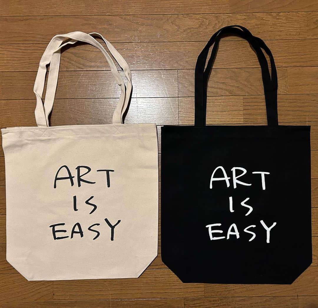 のインスタグラム：「@store_strange のオンラインショップにて ART IS EASY BAG が販売開始致しました。 12月いっぱいまでオンラインショップをご利用のお客様には2024年カレンダーをプレゼント致します。 この機会に是非どうぞ。」