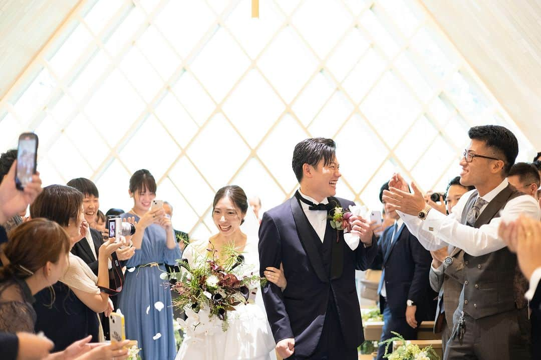 ラヴィ•ファクトリーさんのインスタグラム写真 - (ラヴィ•ファクトリーInstagram)「【写真で叶える結婚式】 . 厳かな挙式のあとは 祝福のフラワーシャワーでのセレモニーを*  緊張が解け、新郎新婦のおふたりも自然と笑顔に✨ ゆっくりと歩みを進めていく時間は おふたりとゲストにとって宝物のような思い出に。 . —————— ラヴィファクトリー:@osaka_laviephotography Photographer: @haceco_w_photography AREA:JAPAN,OSAKA —————— @laviefactoryをフォローして #laviefactory #ラヴィファクトリー のハッシュタグをつけて お写真を投稿してみてくださいね* . こちらの公式IG（@laviefactory） で取り上げさせていただきます✨ . 思わず笑顔になれるハートのある 「家族写真」はラヴィクルール* >>>@laviecouleur_official . #wedding #weddingphotography #photo #ハートのある写真 #instawedding #結婚写真 #ウェディング #ウェディングフォト #撮影指示書 #ロケーションフォト #前撮り #写真好きな人と繋がりたい #フォトウェディング #卒花 #後撮り #ウェディングニュース #前撮り小物 #前撮りフォト #前撮りアイテム #ウェディング撮影 #撮影構図 #前撮りアイディア #撮影指示書 #花嫁コーディネート #花嫁コーデ #挙式 #挙式演出 #フラワーシャワー」11月19日 17時00分 - laviefactory