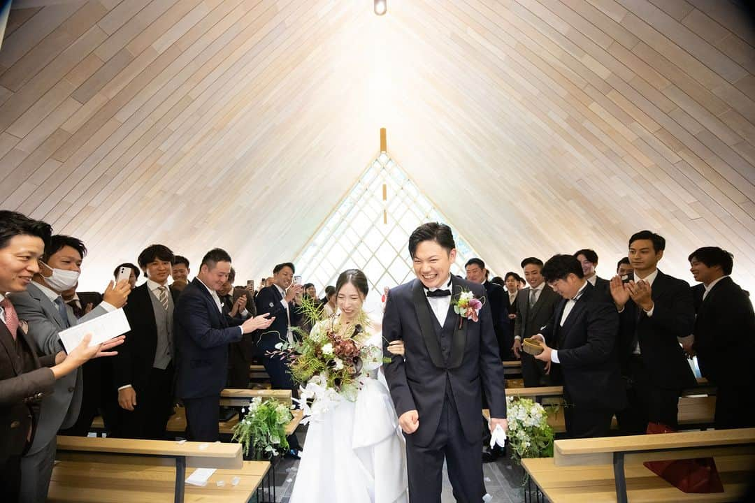 ラヴィ•ファクトリーさんのインスタグラム写真 - (ラヴィ•ファクトリーInstagram)「【写真で叶える結婚式】 . 厳かな挙式のあとは 祝福のフラワーシャワーでのセレモニーを*  緊張が解け、新郎新婦のおふたりも自然と笑顔に✨ ゆっくりと歩みを進めていく時間は おふたりとゲストにとって宝物のような思い出に。 . —————— ラヴィファクトリー:@osaka_laviephotography Photographer: @haceco_w_photography AREA:JAPAN,OSAKA —————— @laviefactoryをフォローして #laviefactory #ラヴィファクトリー のハッシュタグをつけて お写真を投稿してみてくださいね* . こちらの公式IG（@laviefactory） で取り上げさせていただきます✨ . 思わず笑顔になれるハートのある 「家族写真」はラヴィクルール* >>>@laviecouleur_official . #wedding #weddingphotography #photo #ハートのある写真 #instawedding #結婚写真 #ウェディング #ウェディングフォト #撮影指示書 #ロケーションフォト #前撮り #写真好きな人と繋がりたい #フォトウェディング #卒花 #後撮り #ウェディングニュース #前撮り小物 #前撮りフォト #前撮りアイテム #ウェディング撮影 #撮影構図 #前撮りアイディア #撮影指示書 #花嫁コーディネート #花嫁コーデ #挙式 #挙式演出 #フラワーシャワー」11月19日 17時00分 - laviefactory