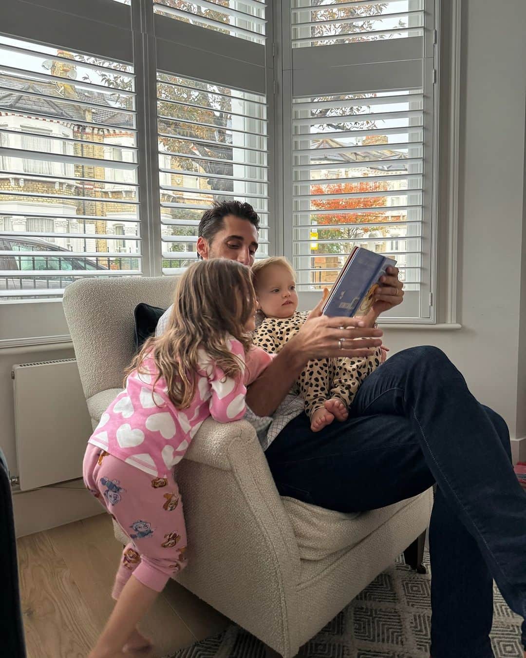 ミリー・マッキントッシュのインスタグラム：「Things I’m grateful for this week 💫  1. Quality family time at home 💖 2. Breakfast date with Sienna before nursery drop-off. I try to find time to spend one-on-one time with the girls individually. 3. These gorgeous flowers in Notting Hill. Beautiful flowers make me happy 💐 4. Cuddles on the sofa with my babies. I don’t think I’ll ever grow old of this. 5. The gorgeous walking weather before it turned dark and gloomy. 6. Gluten-free carrot cake and banana muffins from @reemiescakes 🥕 7. My parents were up in London for Aurelia's birthday and I loved watching this sweet moment with my dad reading Sienna a bedtime story 🩷 8. My little helper trying to help me decide what to wear 9. Kew Gardens Christmas lights got me feeling so festive 🫶🏻 10. Aurelia’s birthday was such a special day and I am now a proud mama of a 2 and 3 year old.」